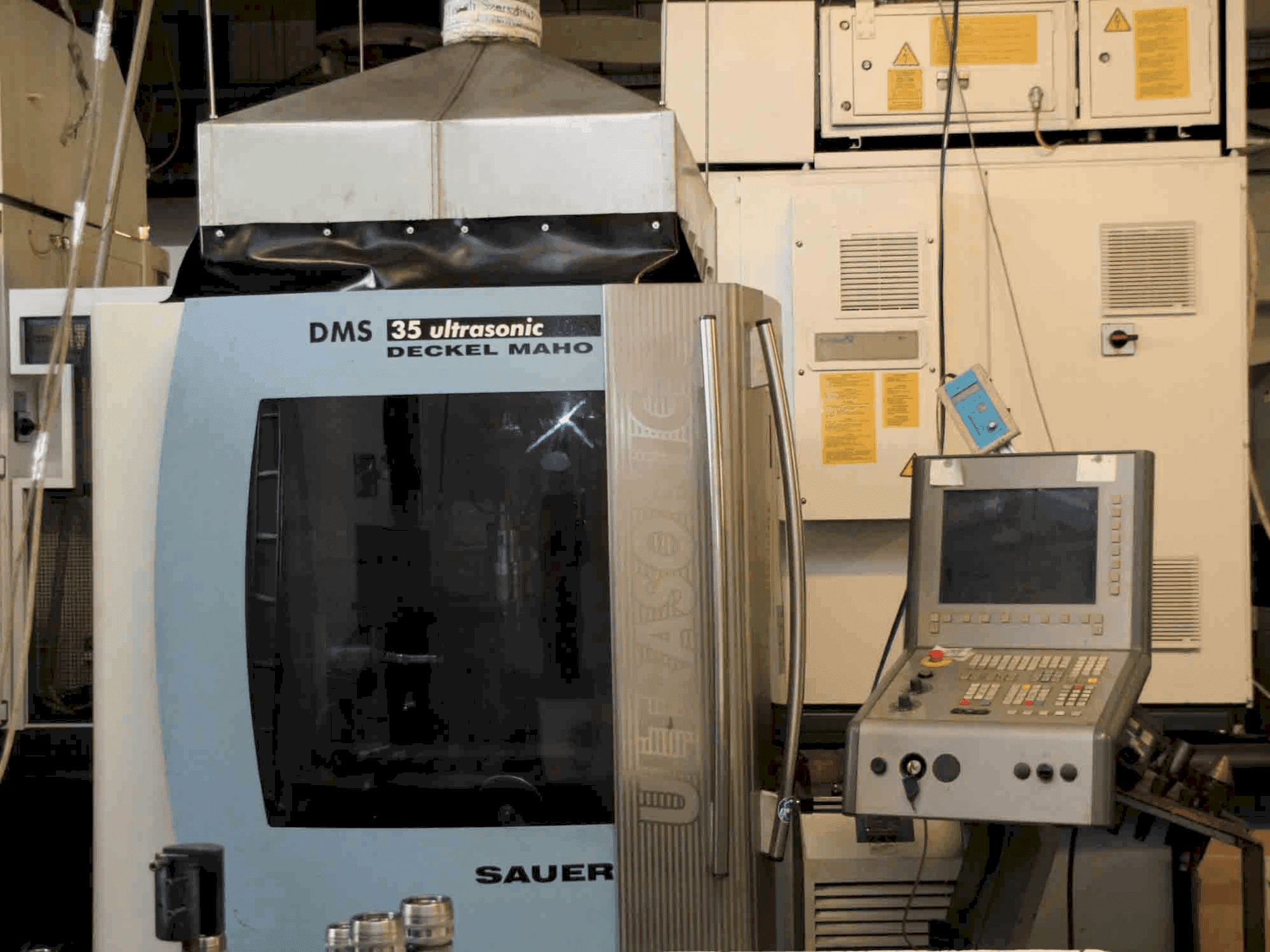 Vooraanzicht van DMG MORI DMS 35 Ultrasonic machine
