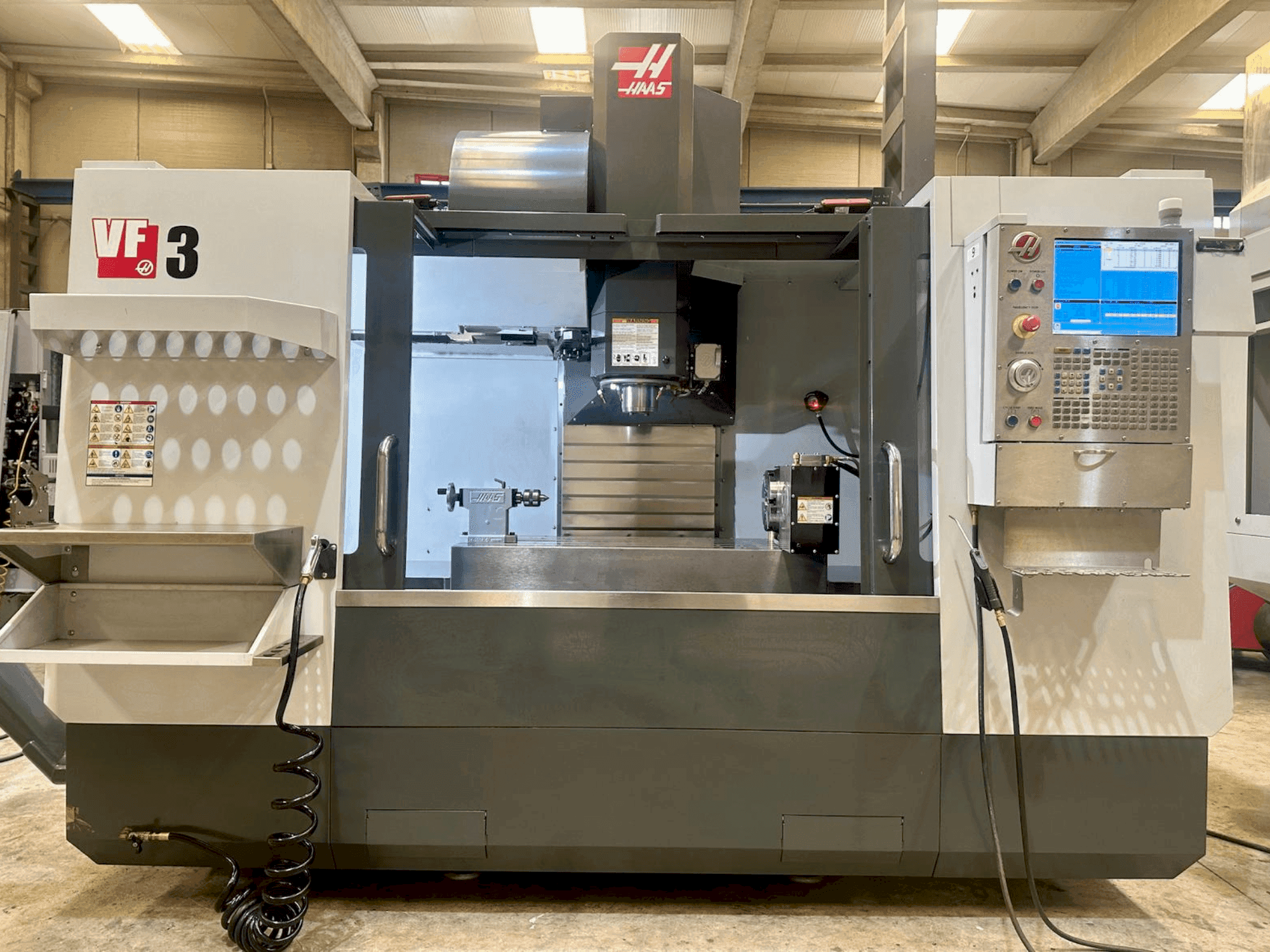 Vooraanzicht van HAAS VF-3 machine
