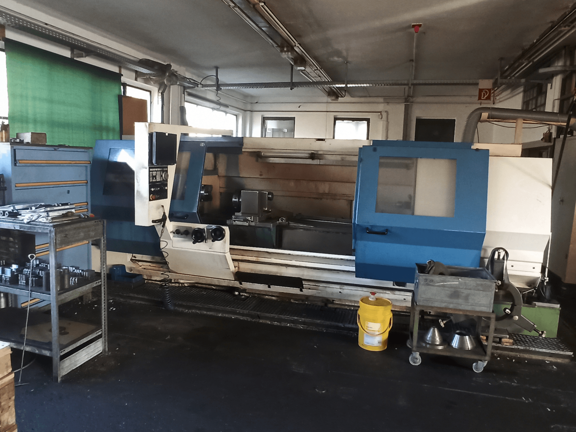 Horizontale draaibank BOEHRINGER DUC 560/2000 in een werkplaats, met een zijaanzicht van het bedieningspaneel en de werkruimte.