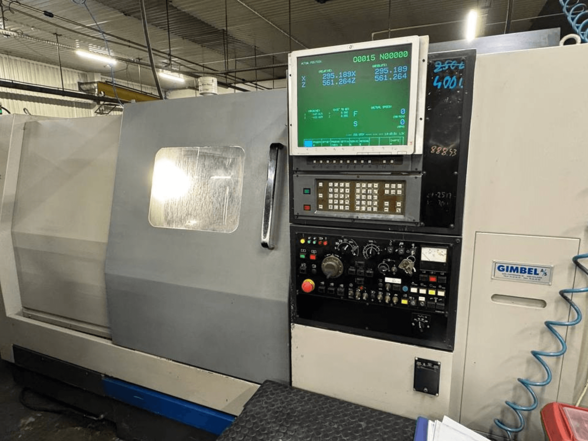 Vooraanzicht van Takisawa TS-35 horizontale draaimachine, met bedieningspaneel met digitaal display en bedieningselementen.
