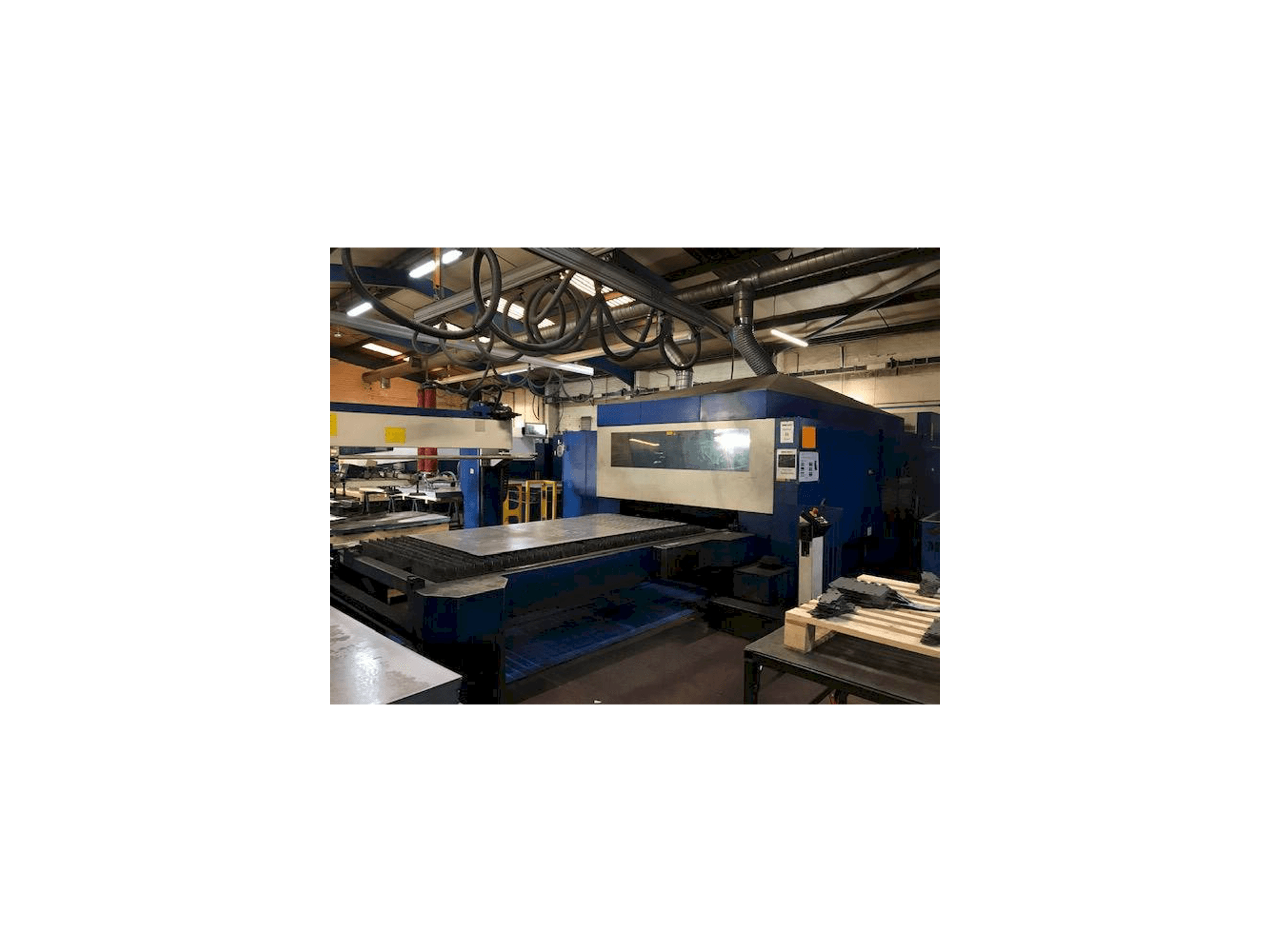 Vooraanzicht van Trumpf Traumatic L 3050 machine