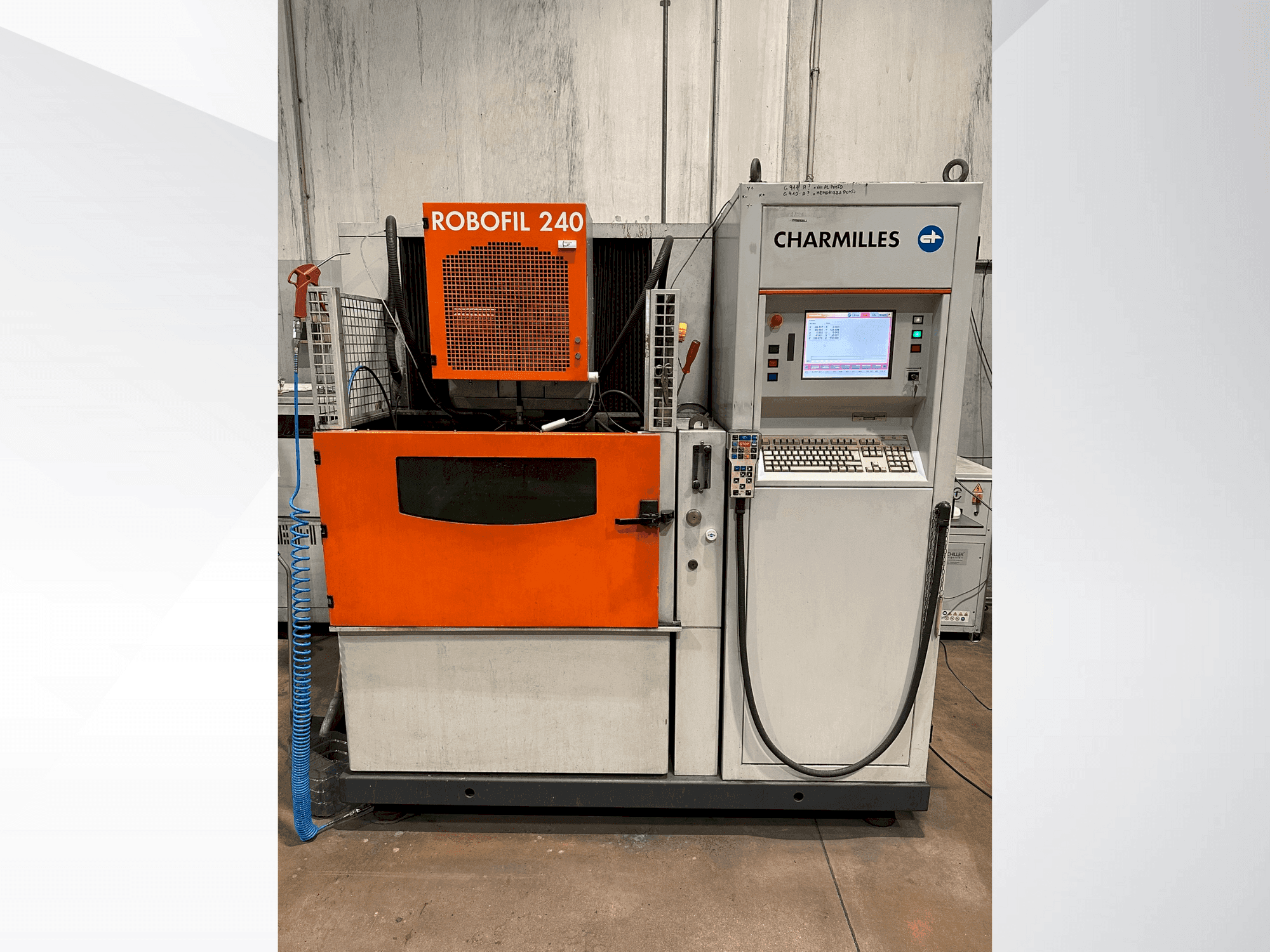 Vooraanzicht van CHARMILLES Robofil 240 machine