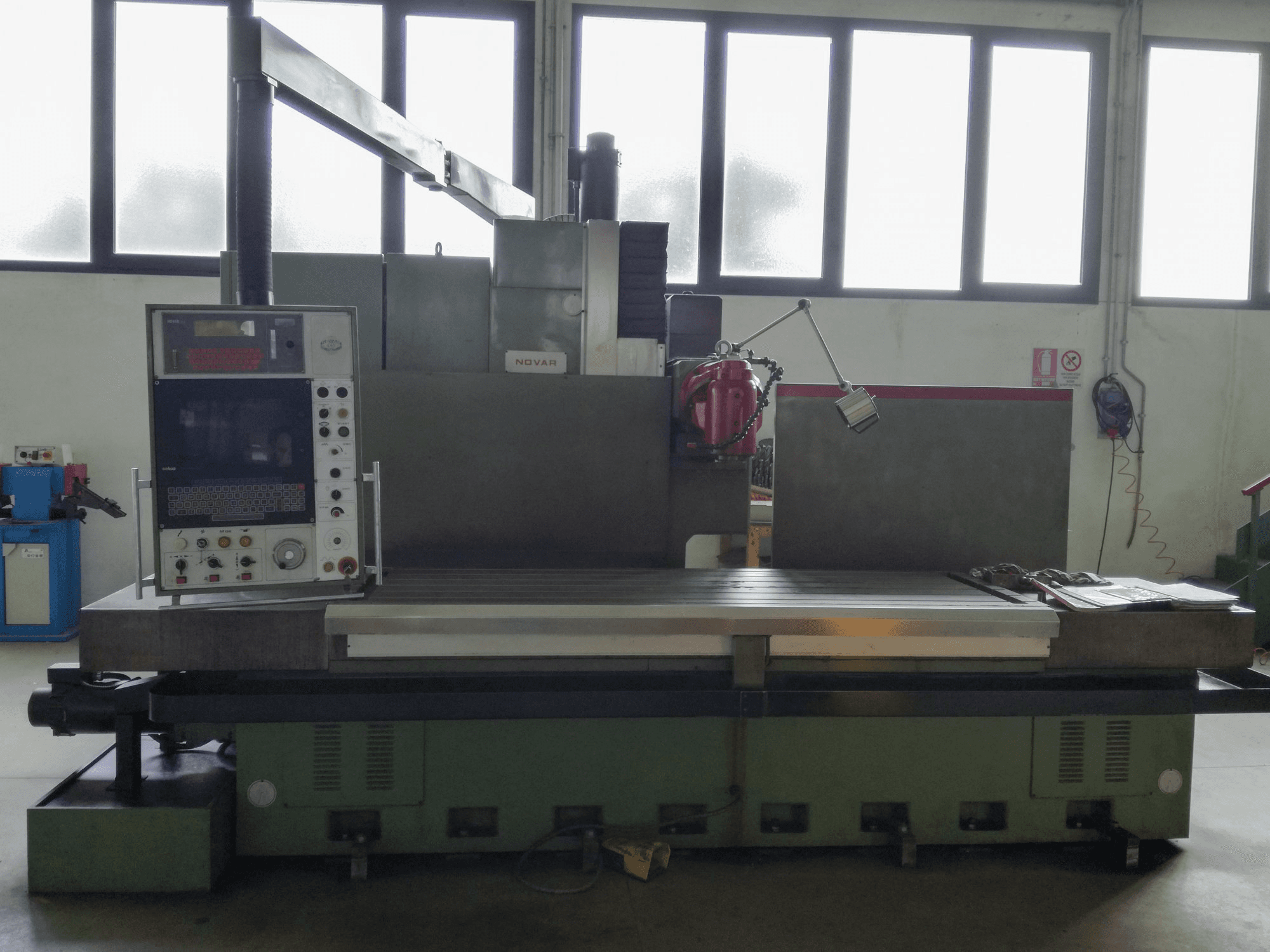 Vooraanzicht van NOVAR KBF 2500 machine