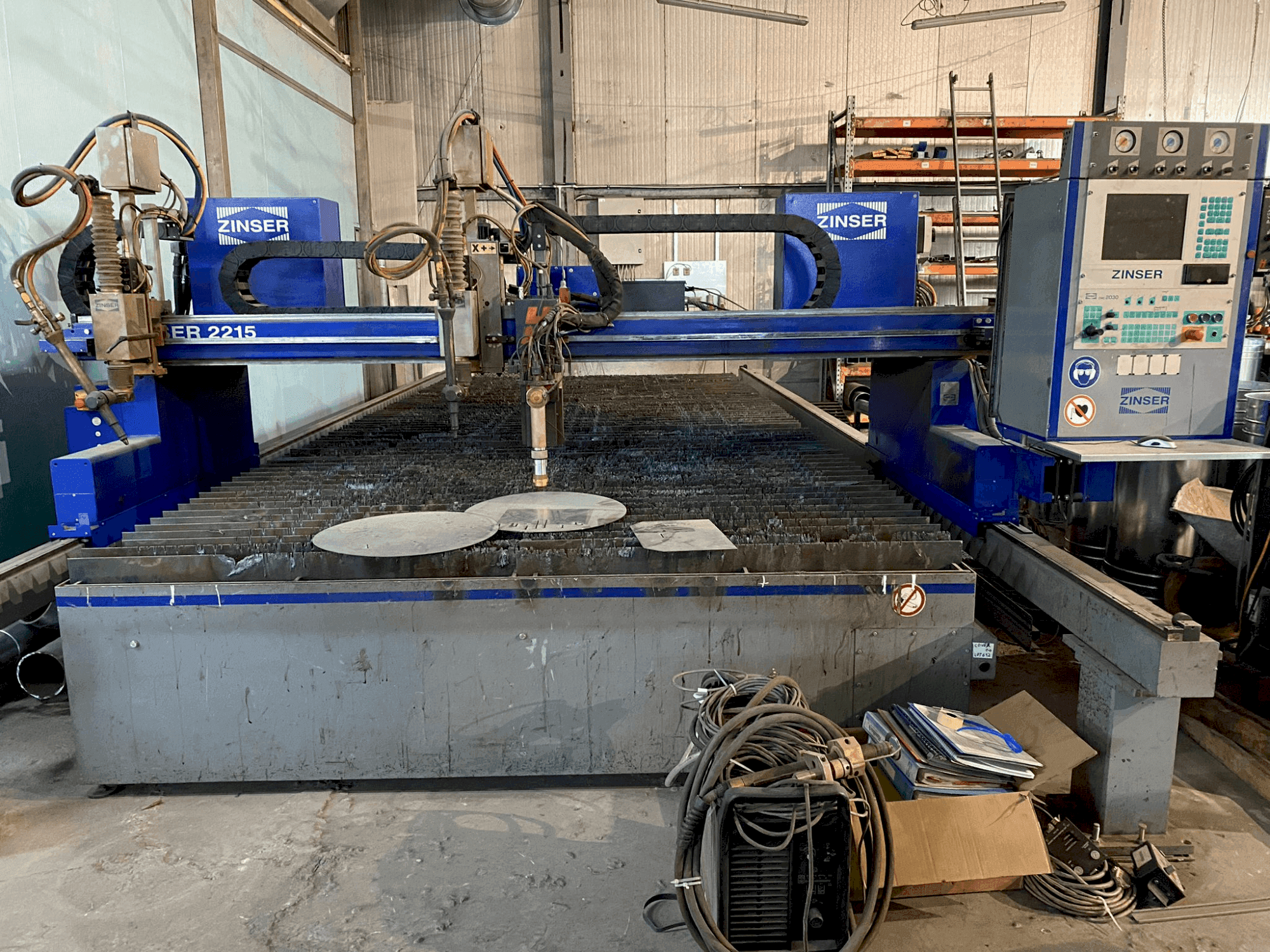 Vooraanzicht van ZINSER 2215 machine