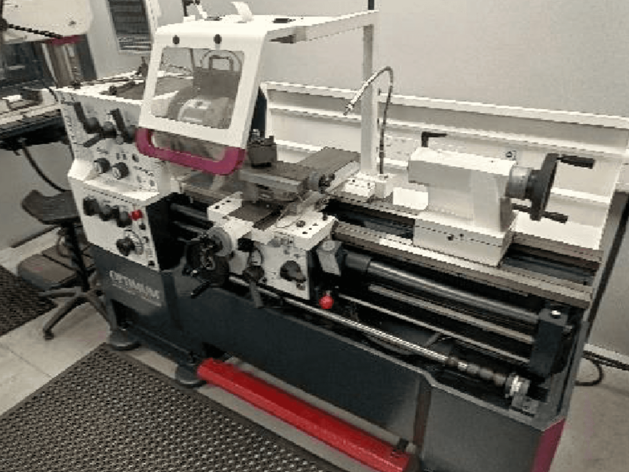 De Optimum TH 4610-bewerkingsmachine in vooraanzicht, met een gedetailleerd overzicht van de bedieningselementen, de spil en het werkgebied.