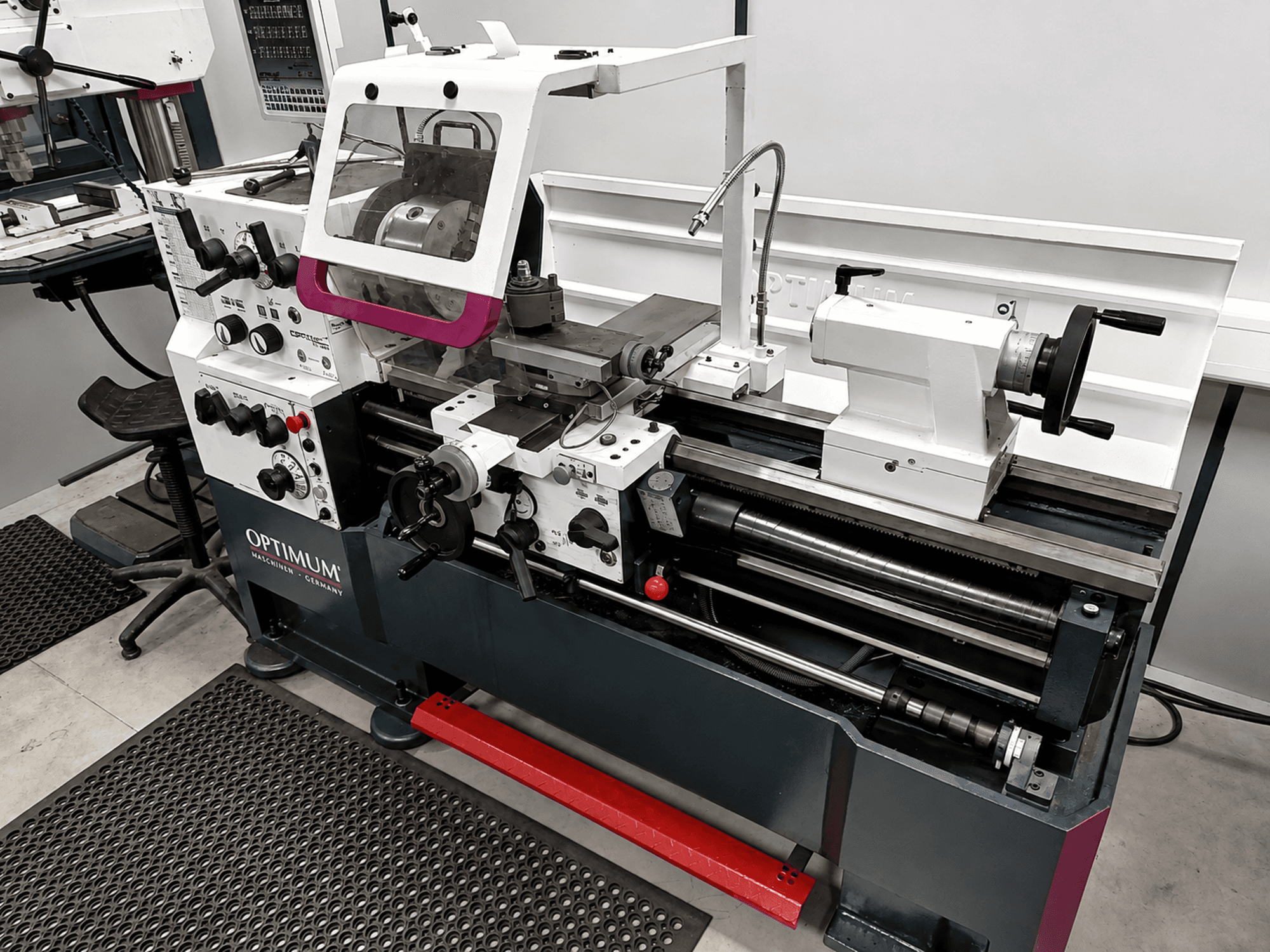 Optimum TH 4610 horizontale draaimachine, zijaanzicht, met bedieningselementen, spankop en werkruimte, uitgevoerd in een robuuste constructie.