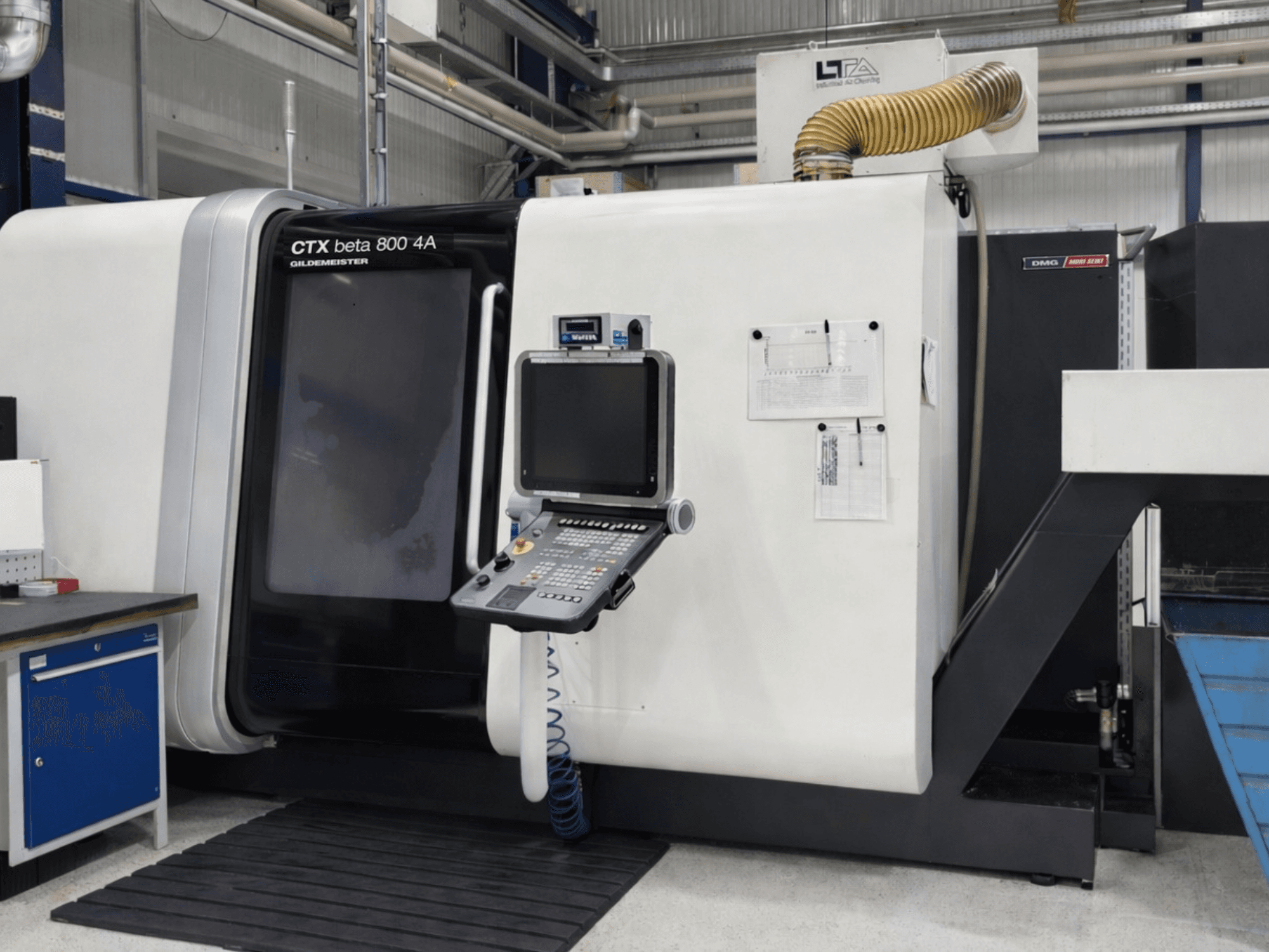 DMG CTX beta 800 4A meerassige draaimachine, vooraanzicht, met zichtbaar bedieningspaneel en bedieningsdocumentatie.