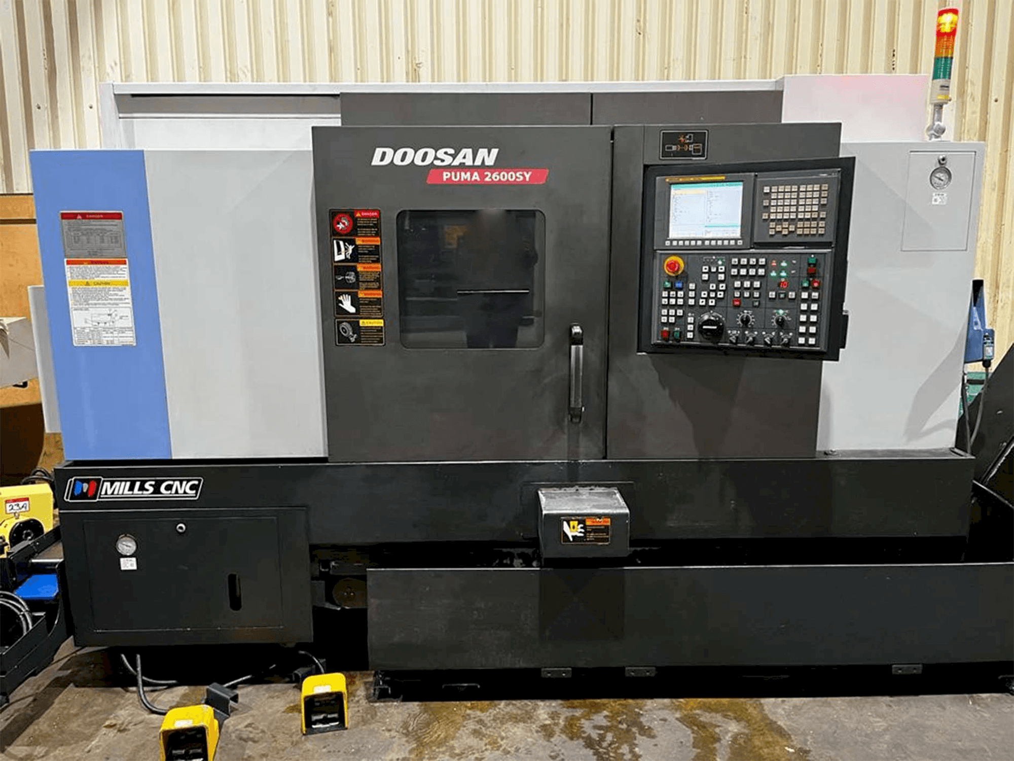 Vooraanzicht van Doosan Puma 2600SY machine