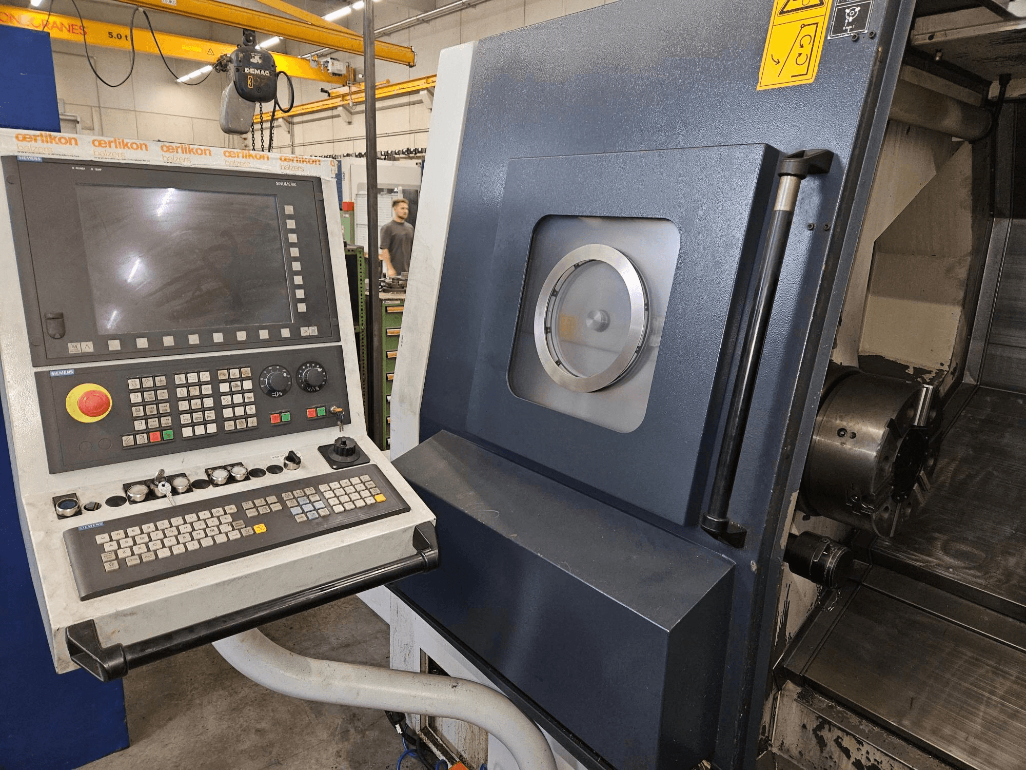 Vooraanzicht van het SPINNER TC800 110MCY draai-freescentrum, met het bedieningspaneel en de machineonderdelen.