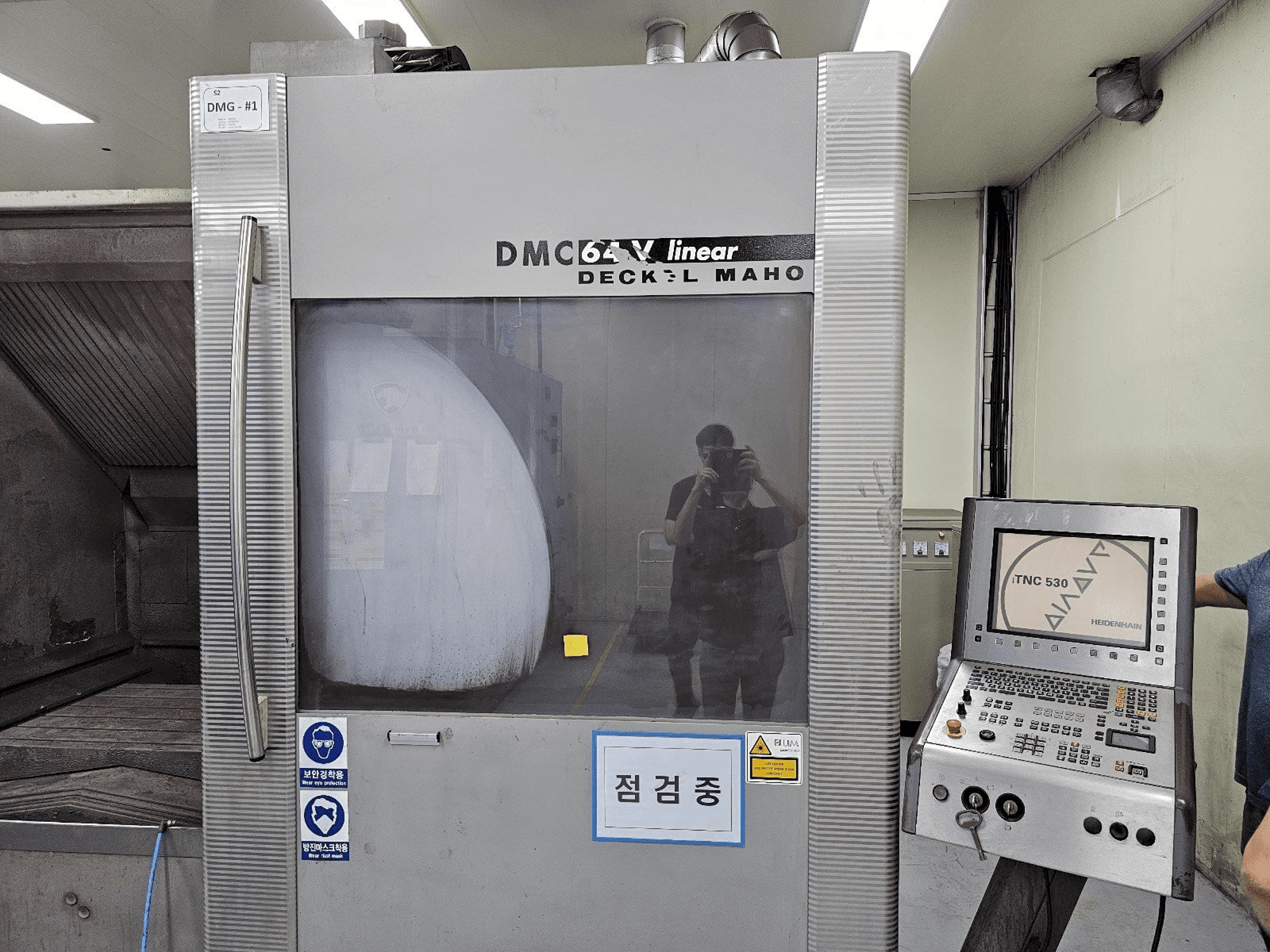 Vooraanzicht van DECKEL MAHO DMC 64V linear machine