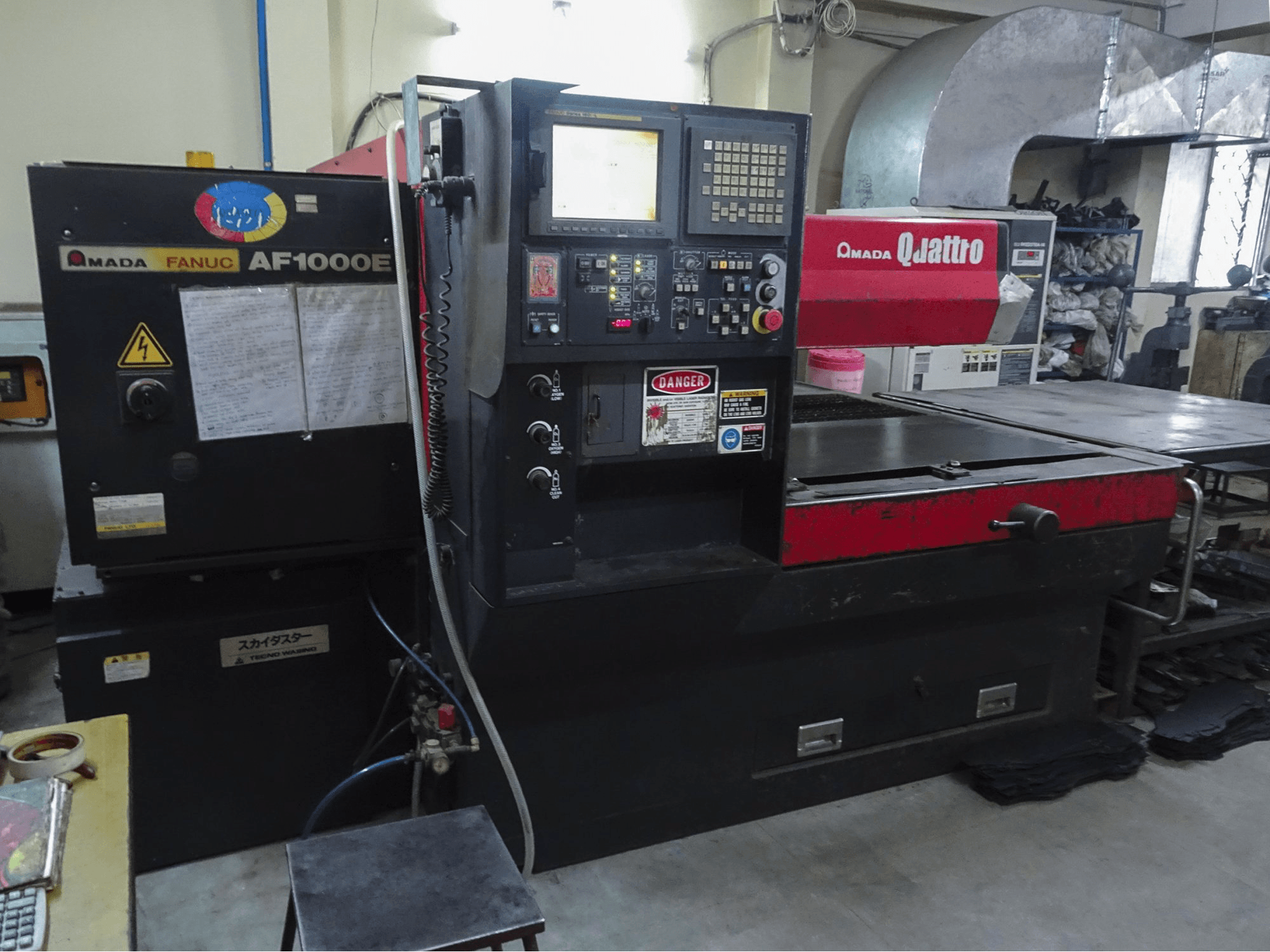 Links zicht van AMADA Quattro AF1000E machine
