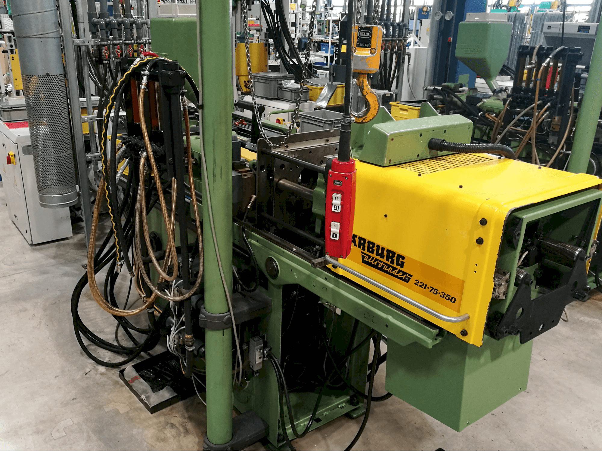 Recht aanzicht van Arburg Allrounder 221-75-350 machine