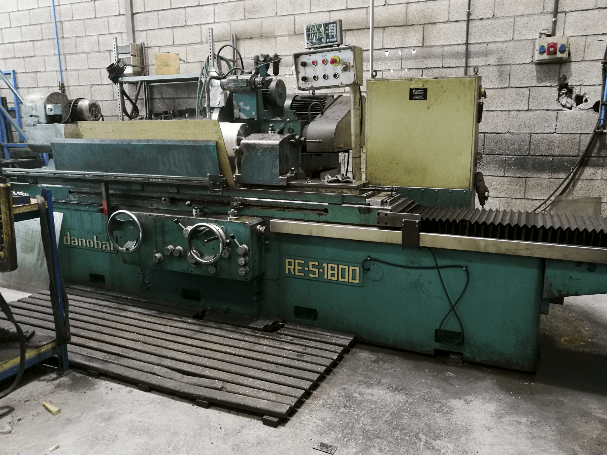 Vooraanzicht van DANOBAT RE-S-1800 machine