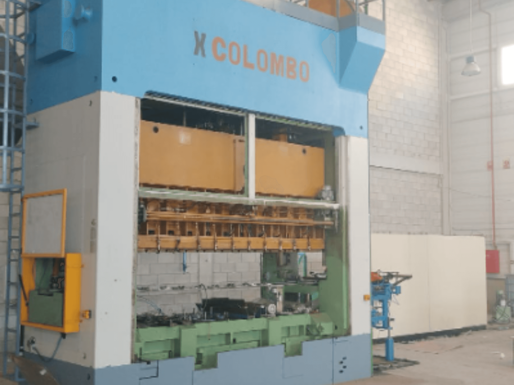 Mechanische stanspers Colombo Agostino T231A315, vooraanzicht, met weergave van de machineonderdelen en functionele kenmerken.