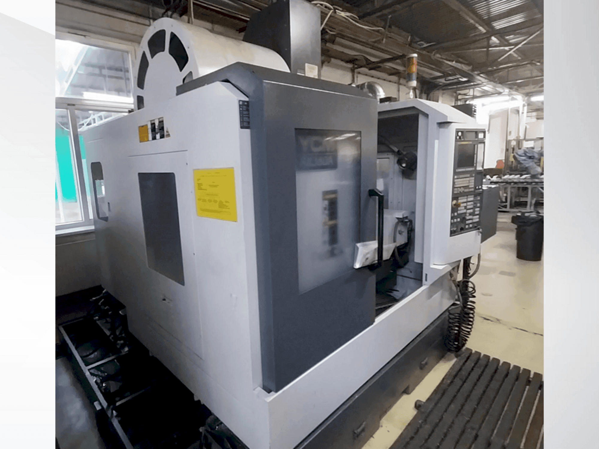 Vooraanzicht van YCM FX380A machine