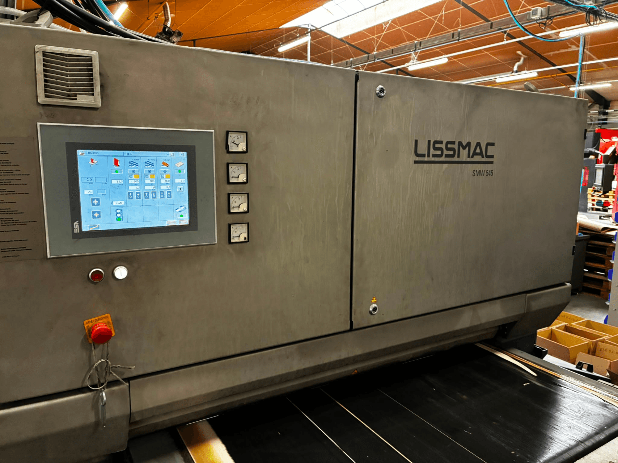 LISSMAC SMW 545 RTTB ontbraammachine in zijaanzicht, voorzien van een bedieningspaneel met touchscreen en meetinstrumenten.