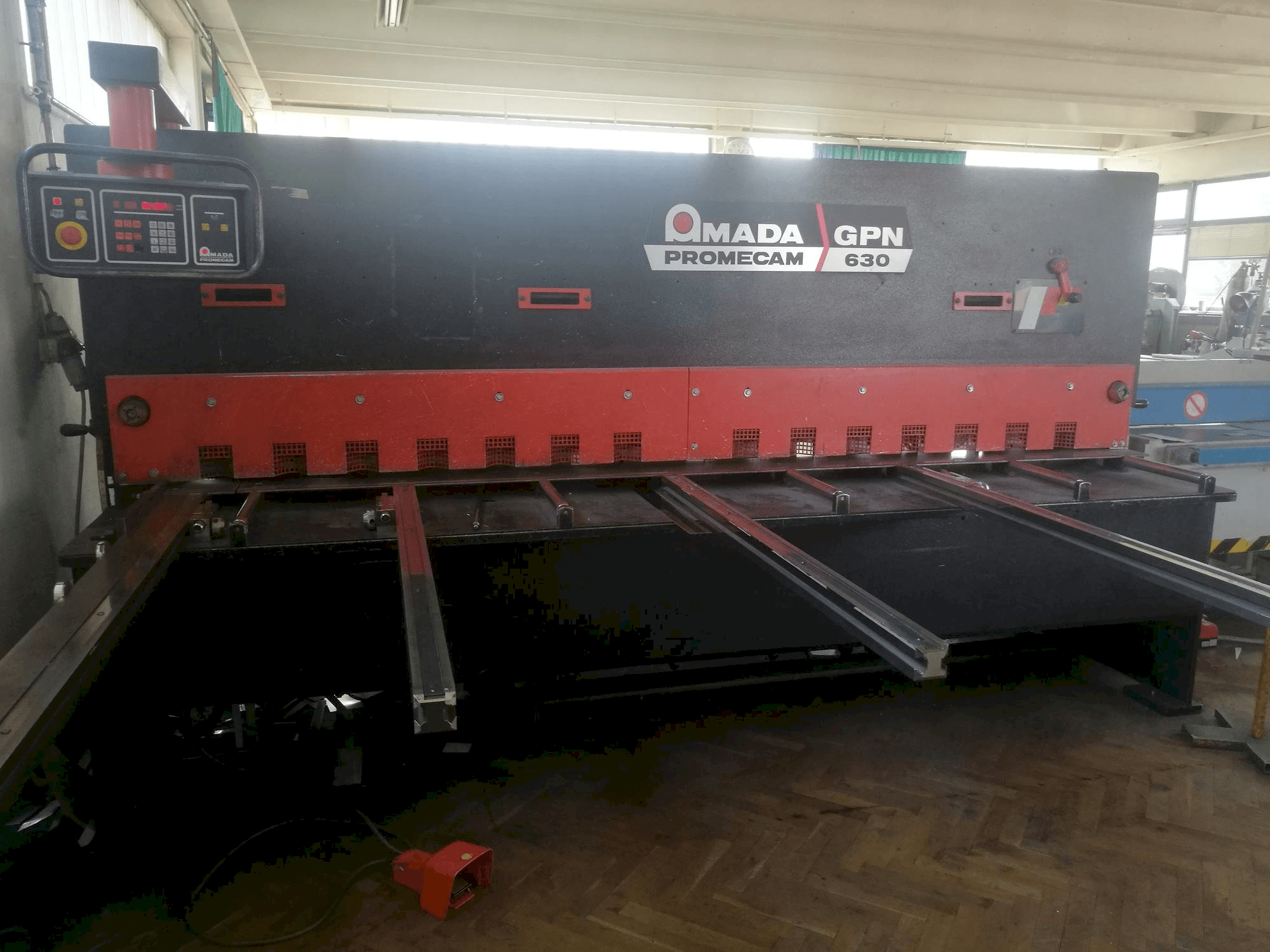 Vooraanzicht van AMADA Promecam GPN 630 machine