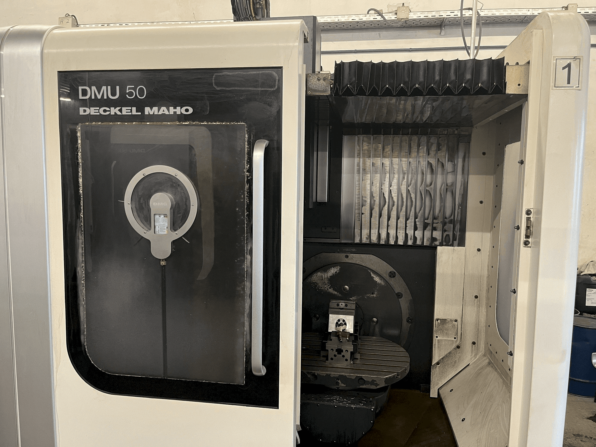 Vooraanzicht van DECKEL MAHO DMU 50 machine