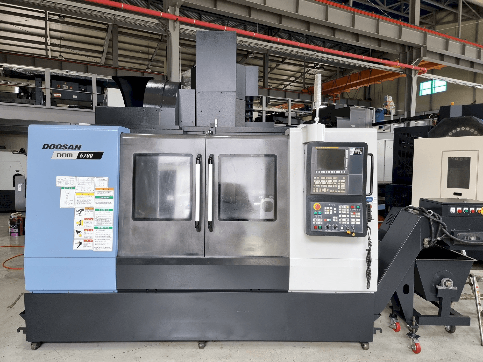 Vooraanzicht van Doosan DNM 5700 machine