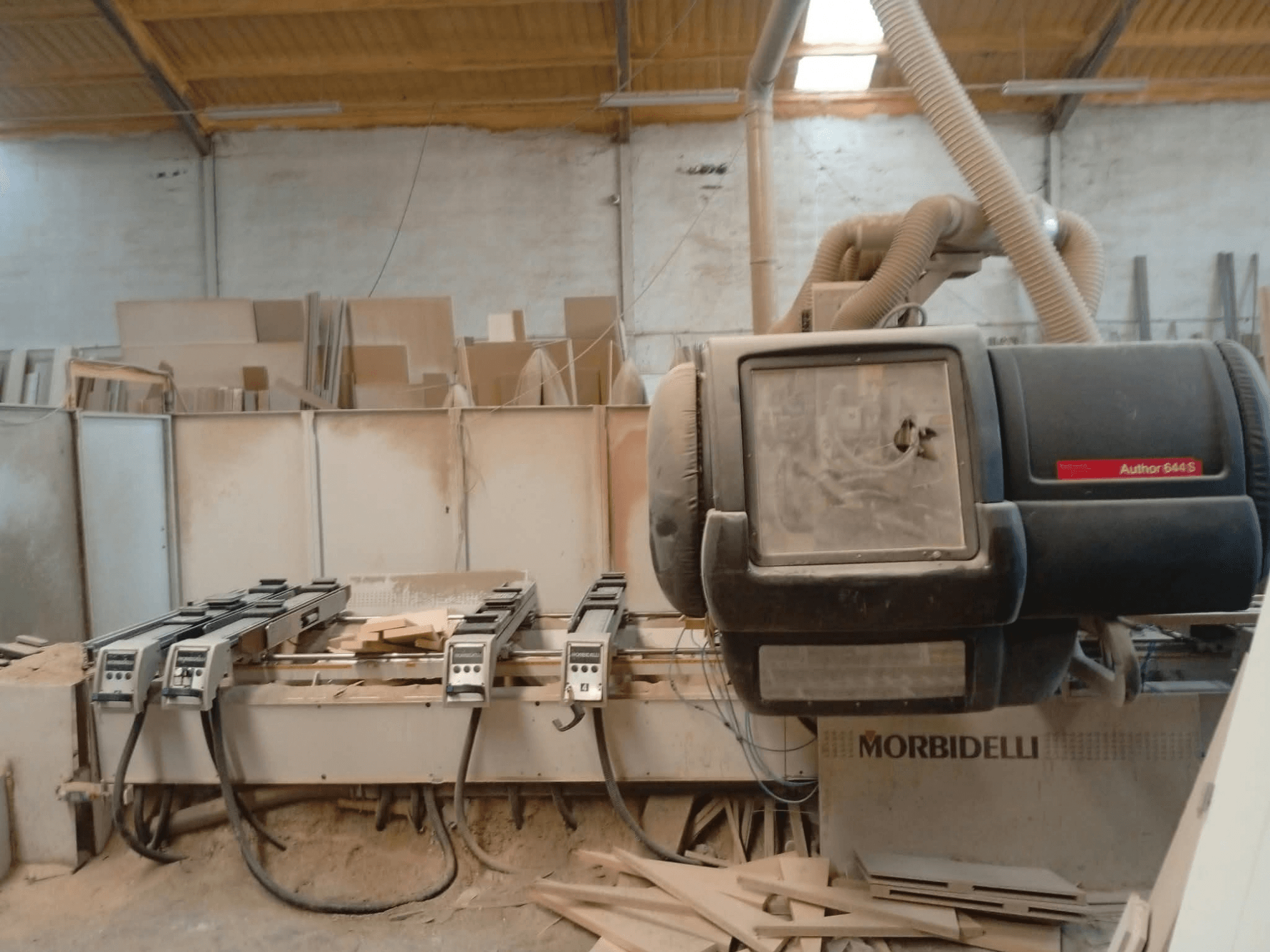 CNC-bewerkingscentrum MORBIDELLI A644S FTP 41 PC, tentoongesteld in een werkplaats; hier is het vooraanzicht te zien met stof en houtresten.