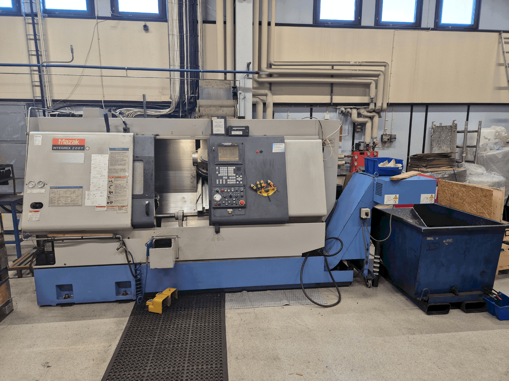 Vooraanzicht van Mazak Integrex 200Y machine
