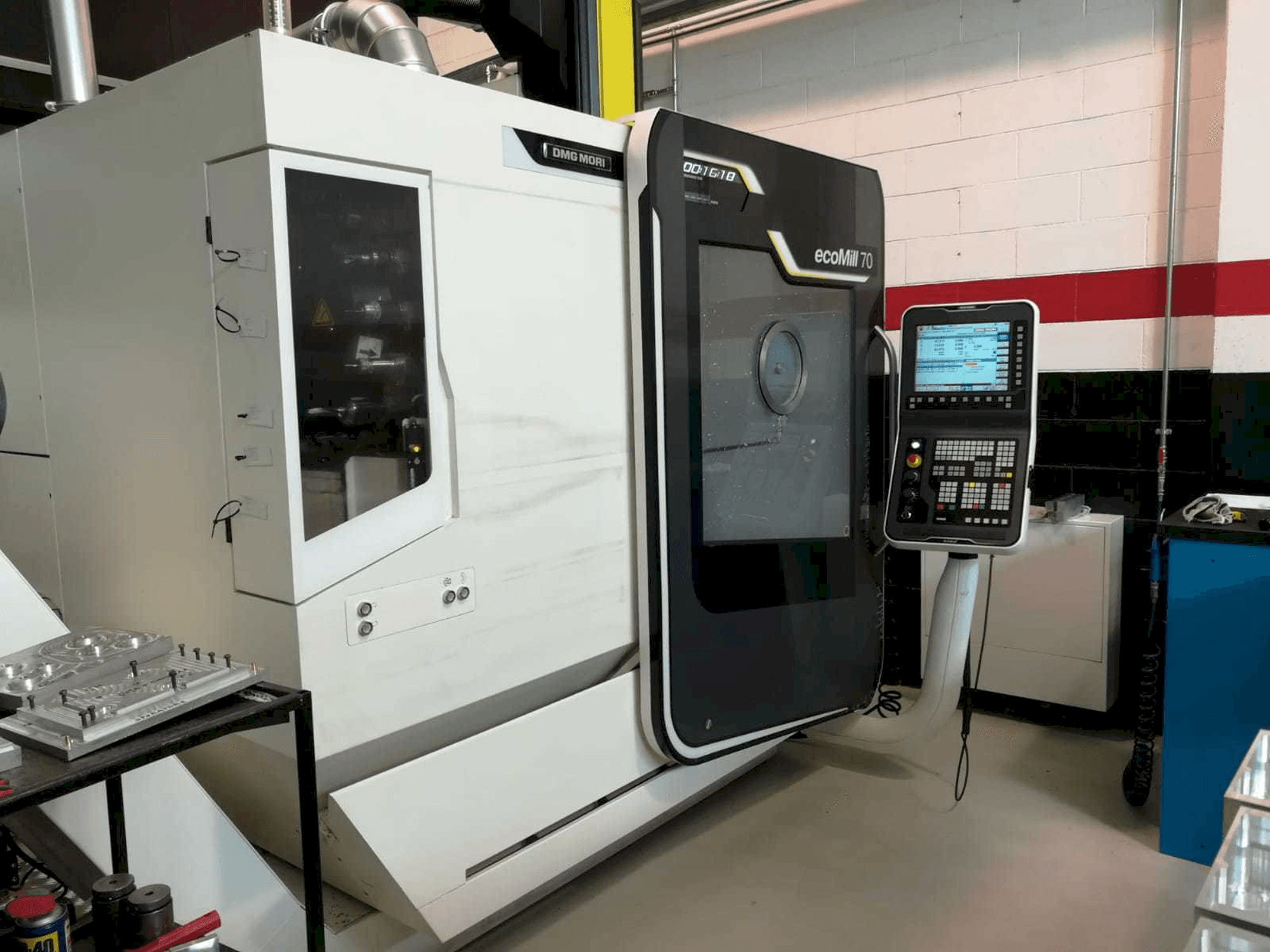 Vooraanzicht van DMG Deckel Maho Ecomill 70 machine