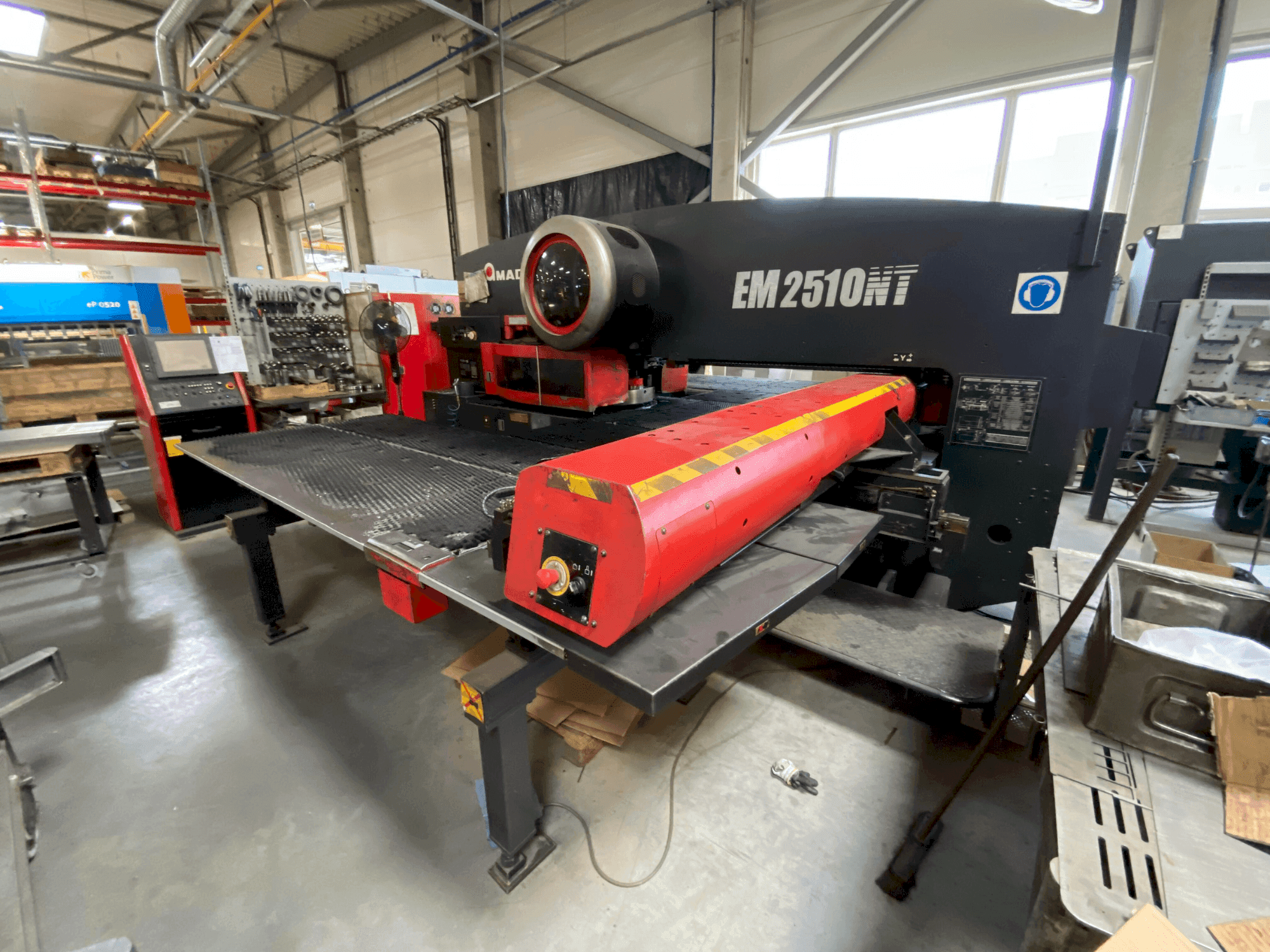 Vooraanzicht van AMADA EM2510NT machine