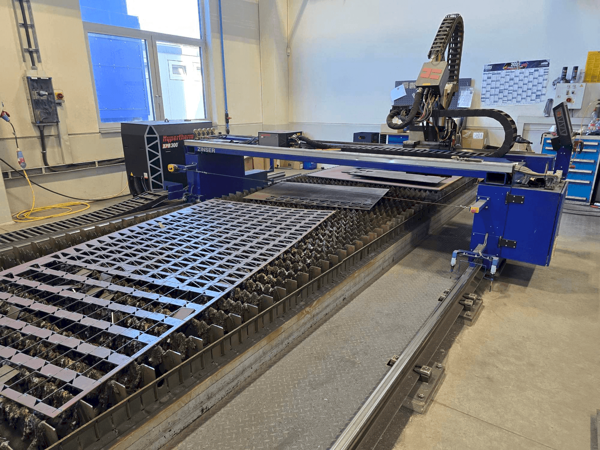 Vooraanzicht van ZINSER 2425-I/3600 machine