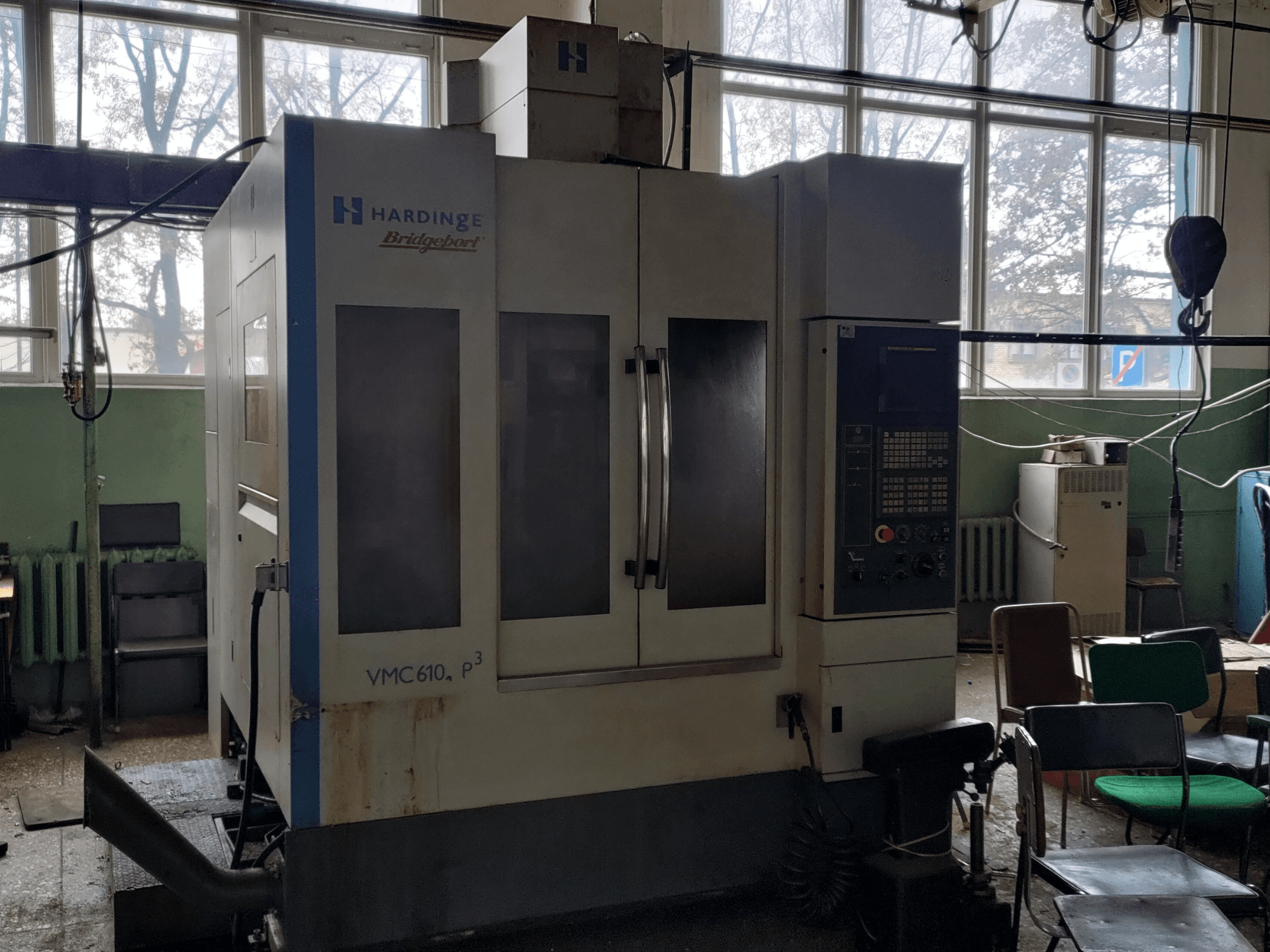 Het verticale bewerkingscentrum Bridgeport VMC-610 XP3, gezien vanaf de voorkant, met het bedieningspaneel en de grote glazen deuren.
