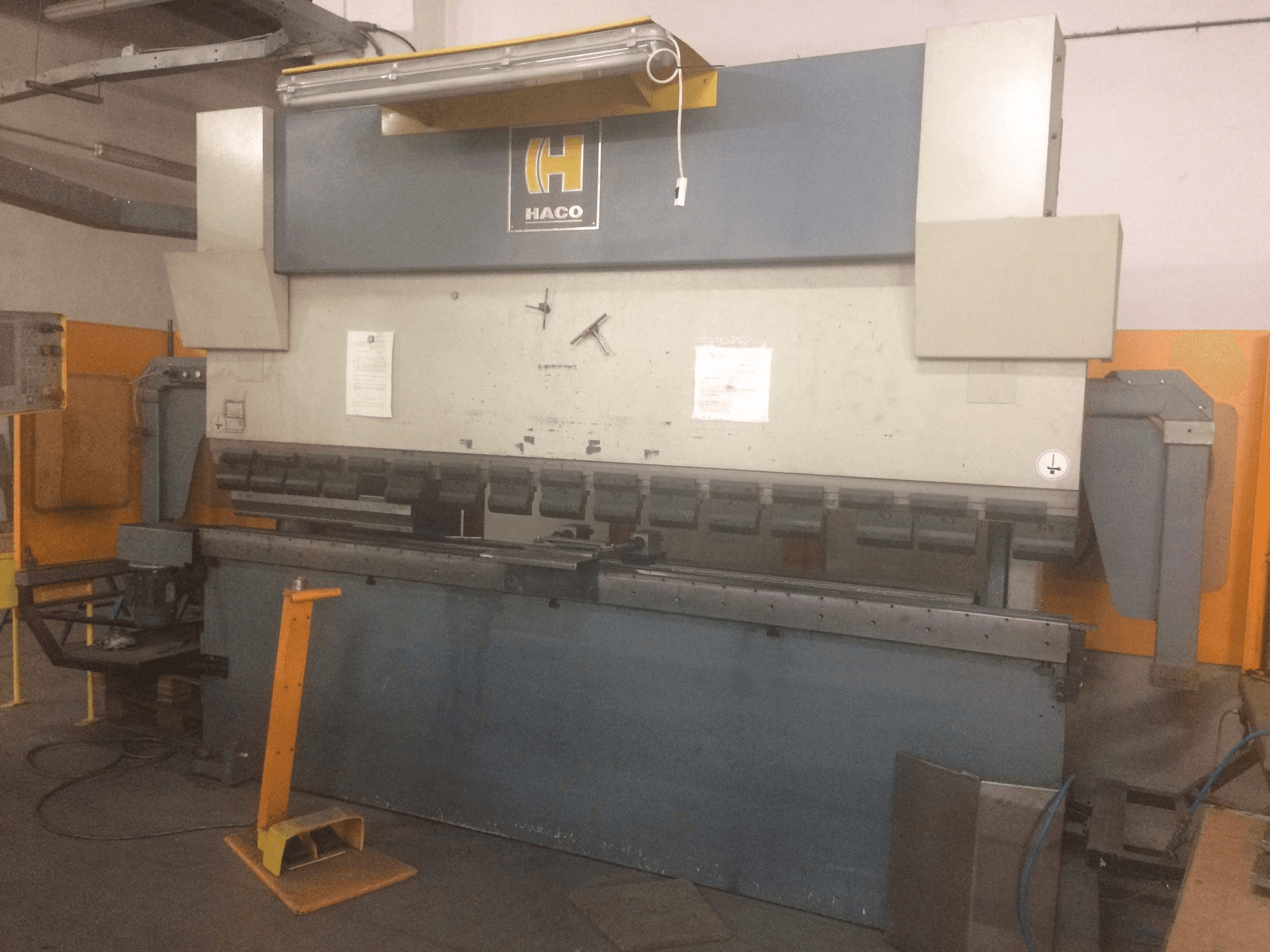 Vooraanzicht van HACO EMR 30150 machine