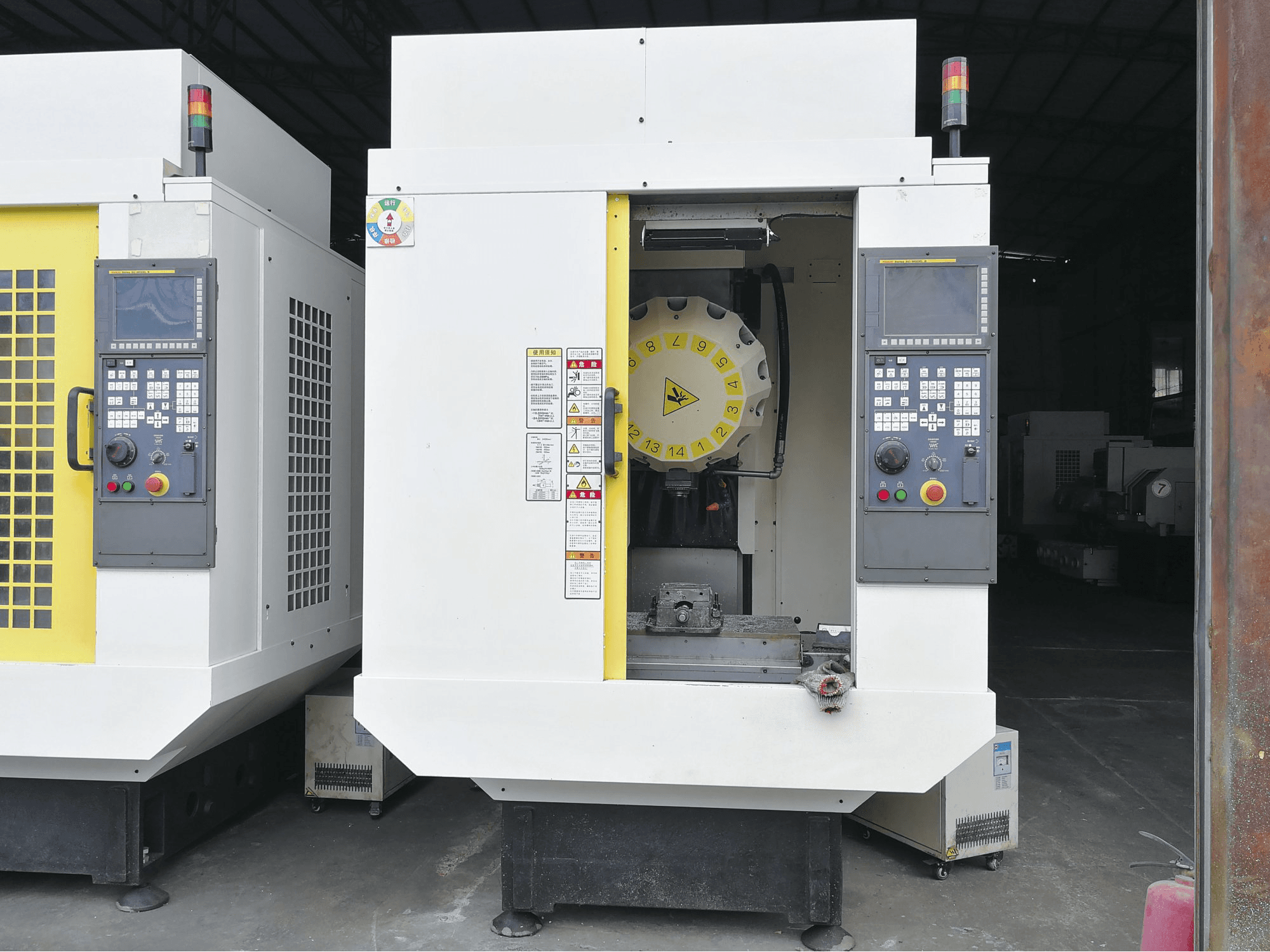 Vooraanzicht van FANUC α-D14MiA machine
