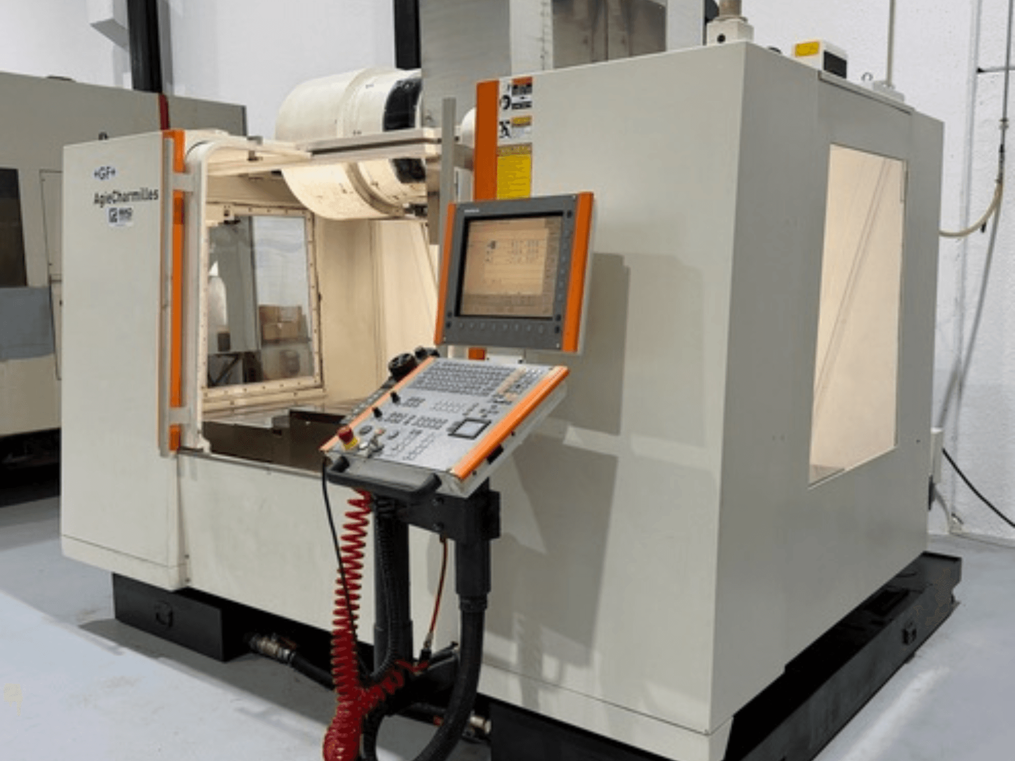 GF AgieCharmilles MIKRON freesmachine in zijaanzicht, met een bedieningspaneel met knoppen en een beeldscherm.