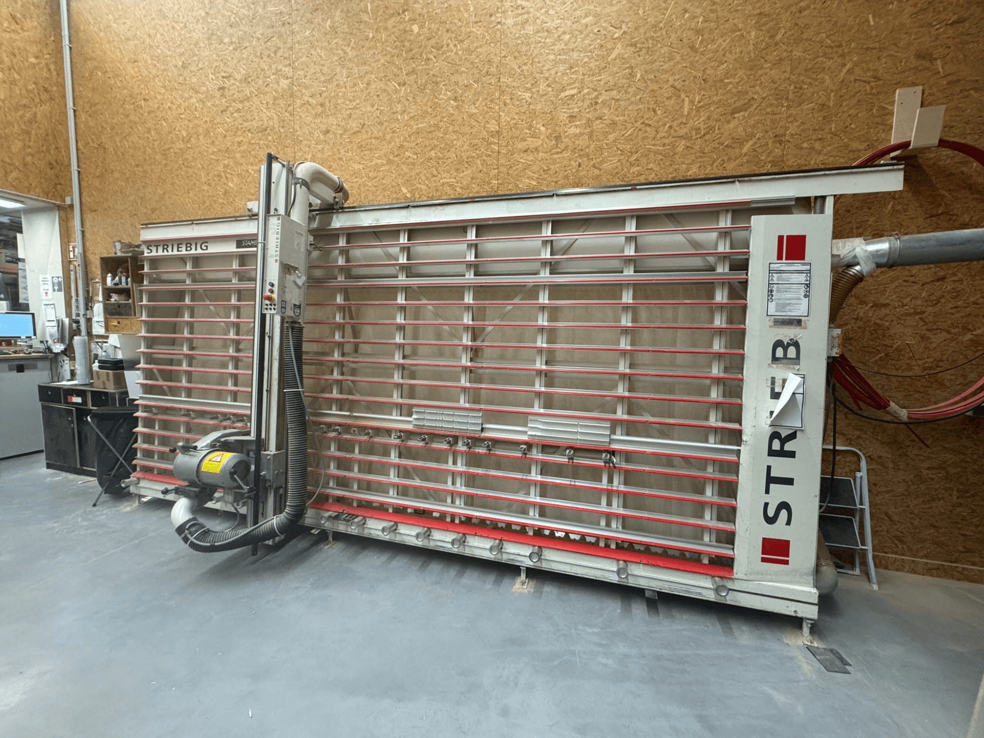 STRIEBIG contourzaag met een groot verticaal blad, zijaanzicht met stofafzuiging en bedieningspaneel. Ideaal voor houtbewerking.