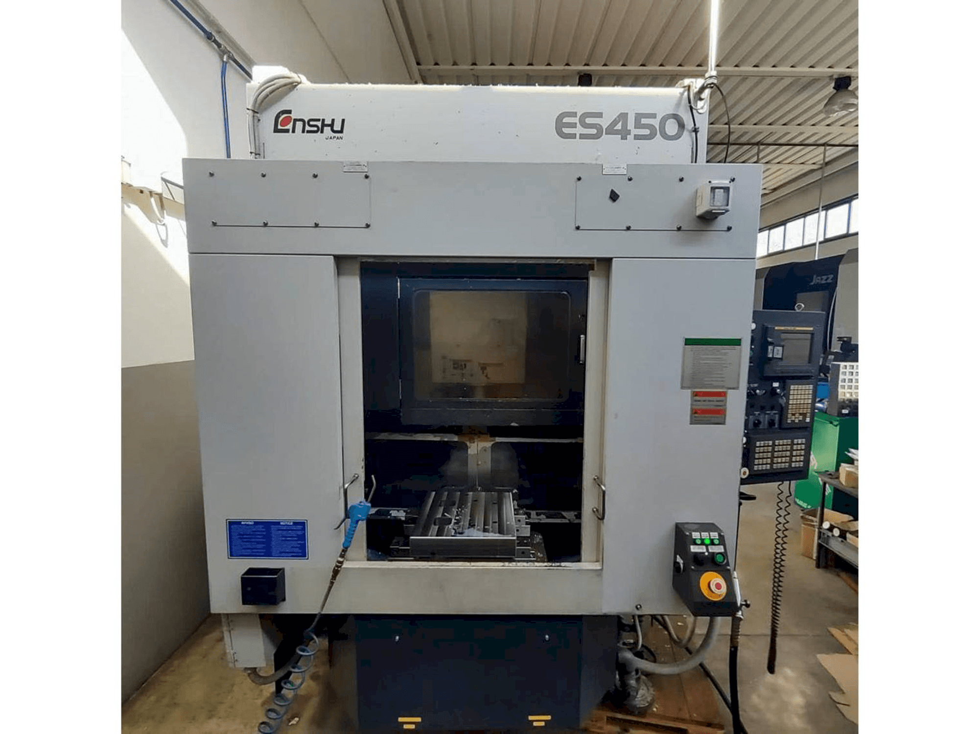 Vooraanzicht van Enshu ES450 machine