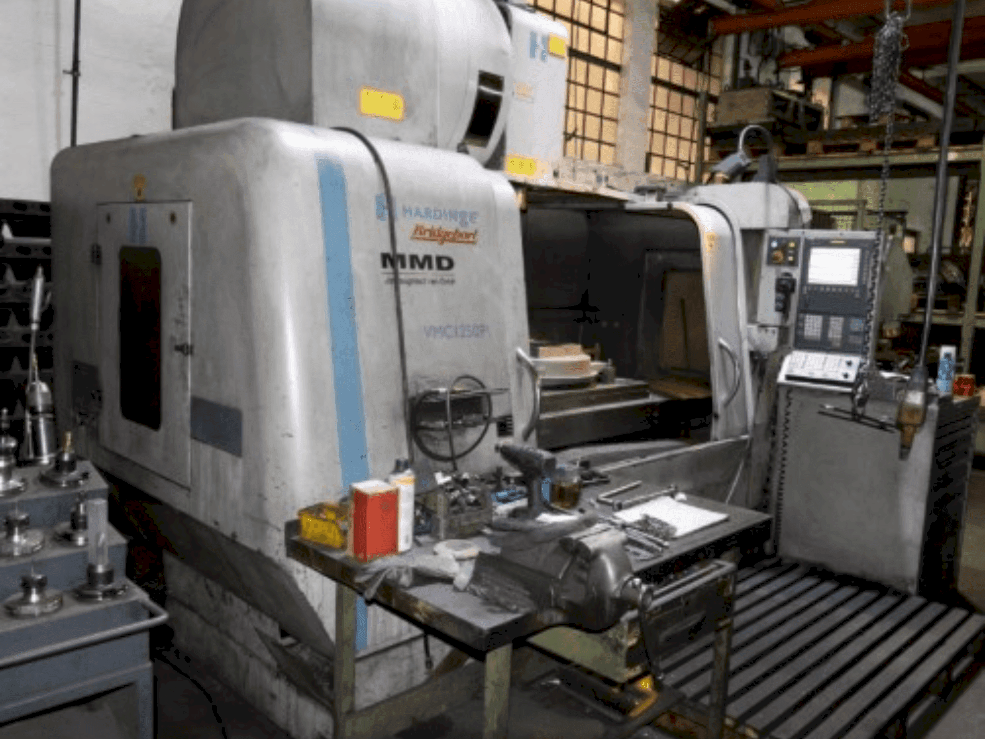 Vooraanzicht van Hardinge Bridgeport MMD VMC1250 P3 machine