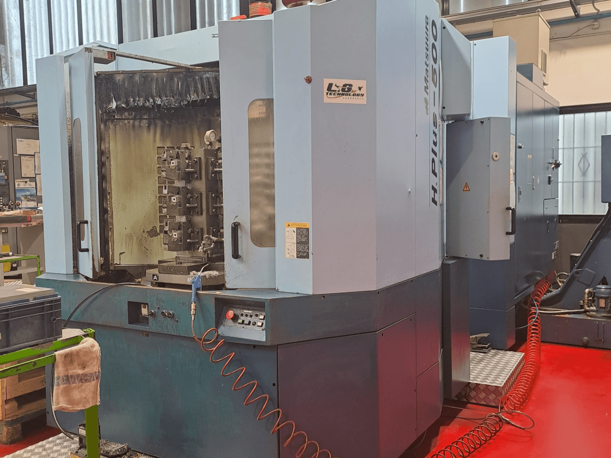 Matsuura H.PLUS-500 horizontaal bewerkingscentrum, zijaanzicht, met de bedieningselementen en de spindel met zichtbare slijtage.