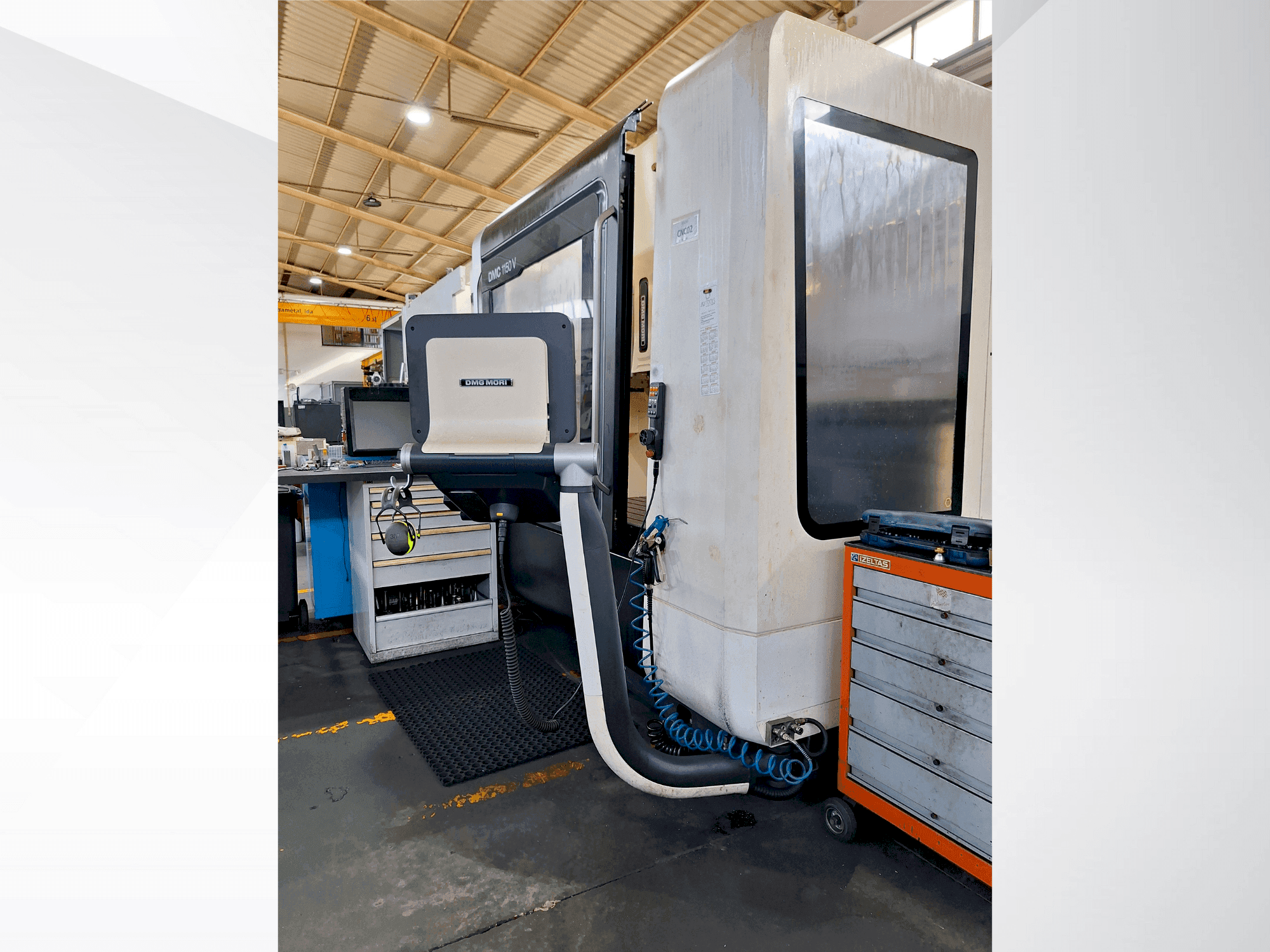 Vooraanzicht van DMG MORI DMC 1150 V machine