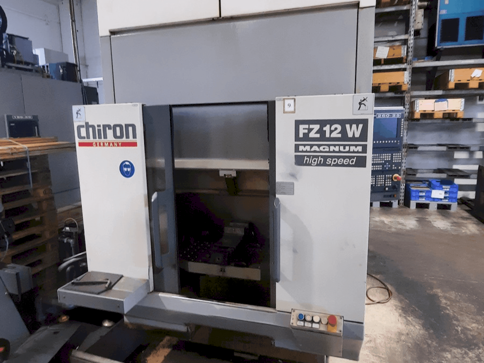 Vooraanzicht van CHIRON FZ 12 W machine