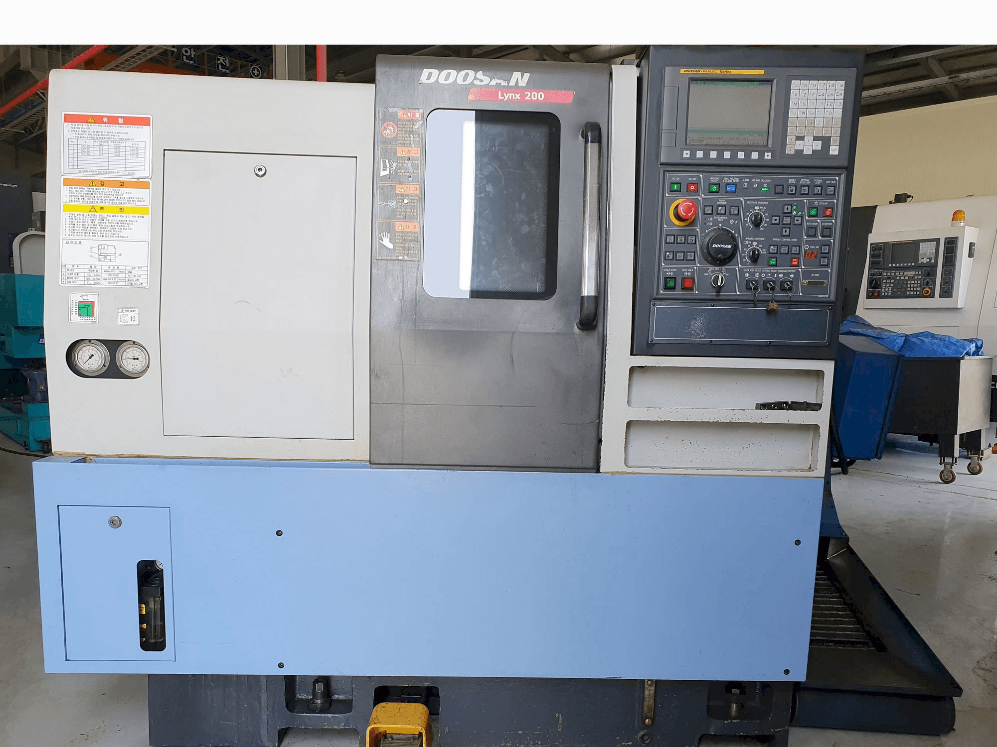 Vooraanzicht van Doosan LYNX 200 A machine