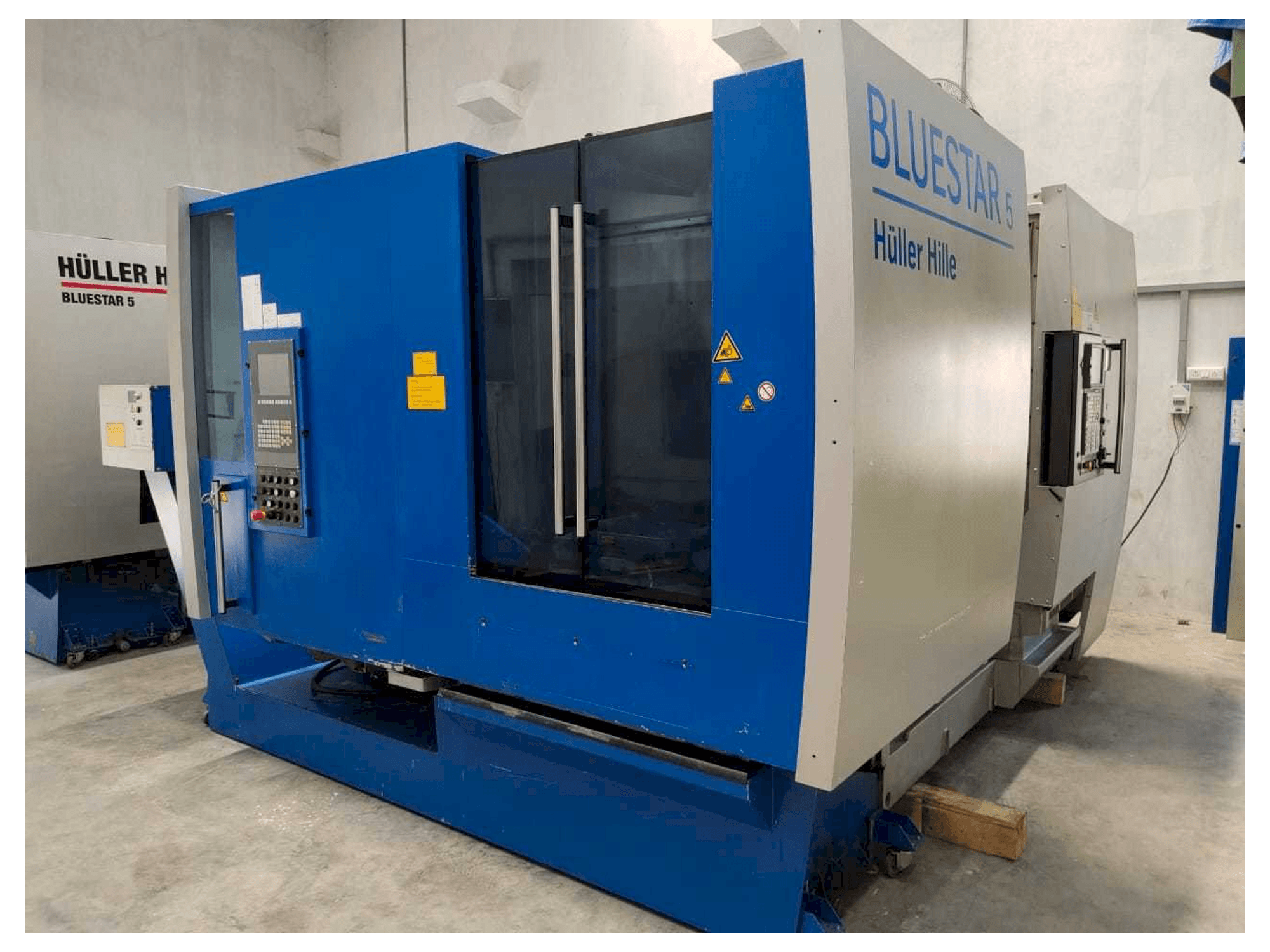 Vooraanzicht van Hueller Hille Bluestar 5 machine