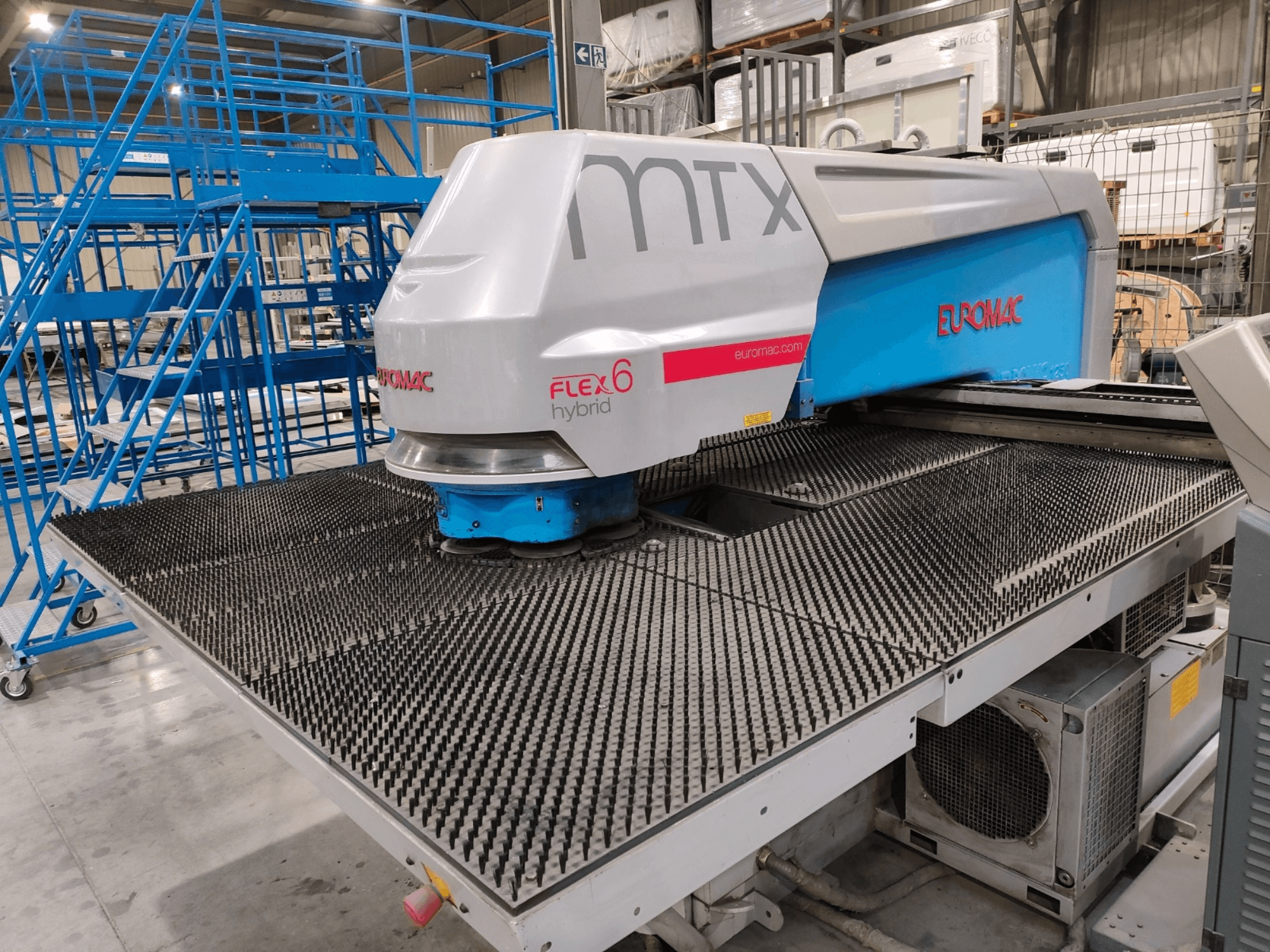 Vooraanzicht van een Euromac FLEX 6 hybride machine met een gestructureerd snijoppervlak, opgesteld in een magazijnomgeving.