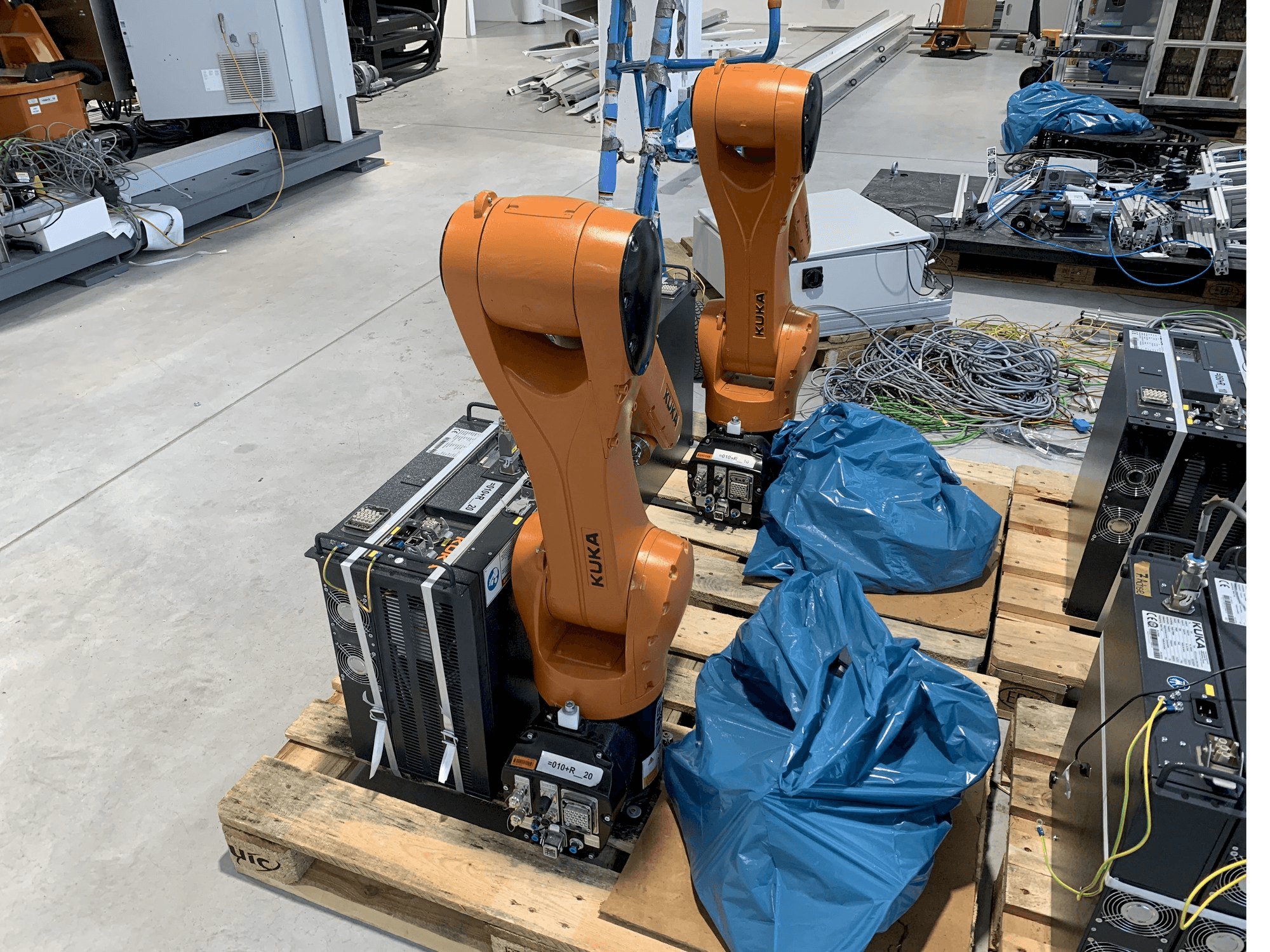 Vooraanzicht van KUKA KR10 R1100 with KR C4 COMPACT Controller machine
