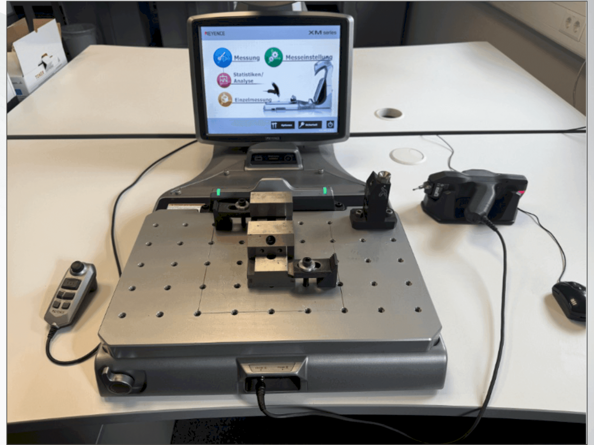 Vooraanzicht van KEYENCE XM-1200 machine