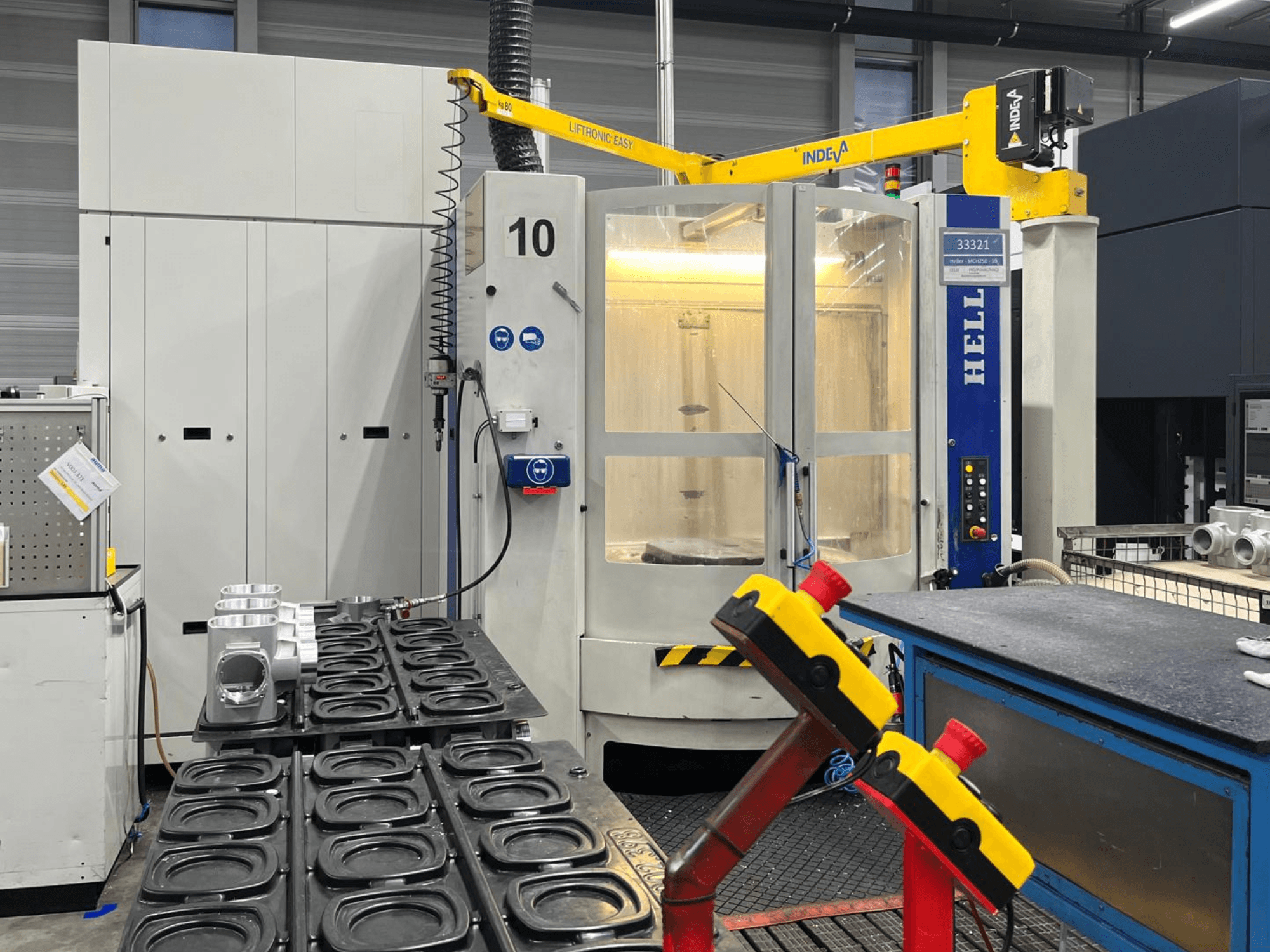 HELLER MCH 250 horizontaal bewerkingscentrum in vooraanzicht, met aluminium onderdelen en bedieningsknoppen zichtbaar aan de zijkant.