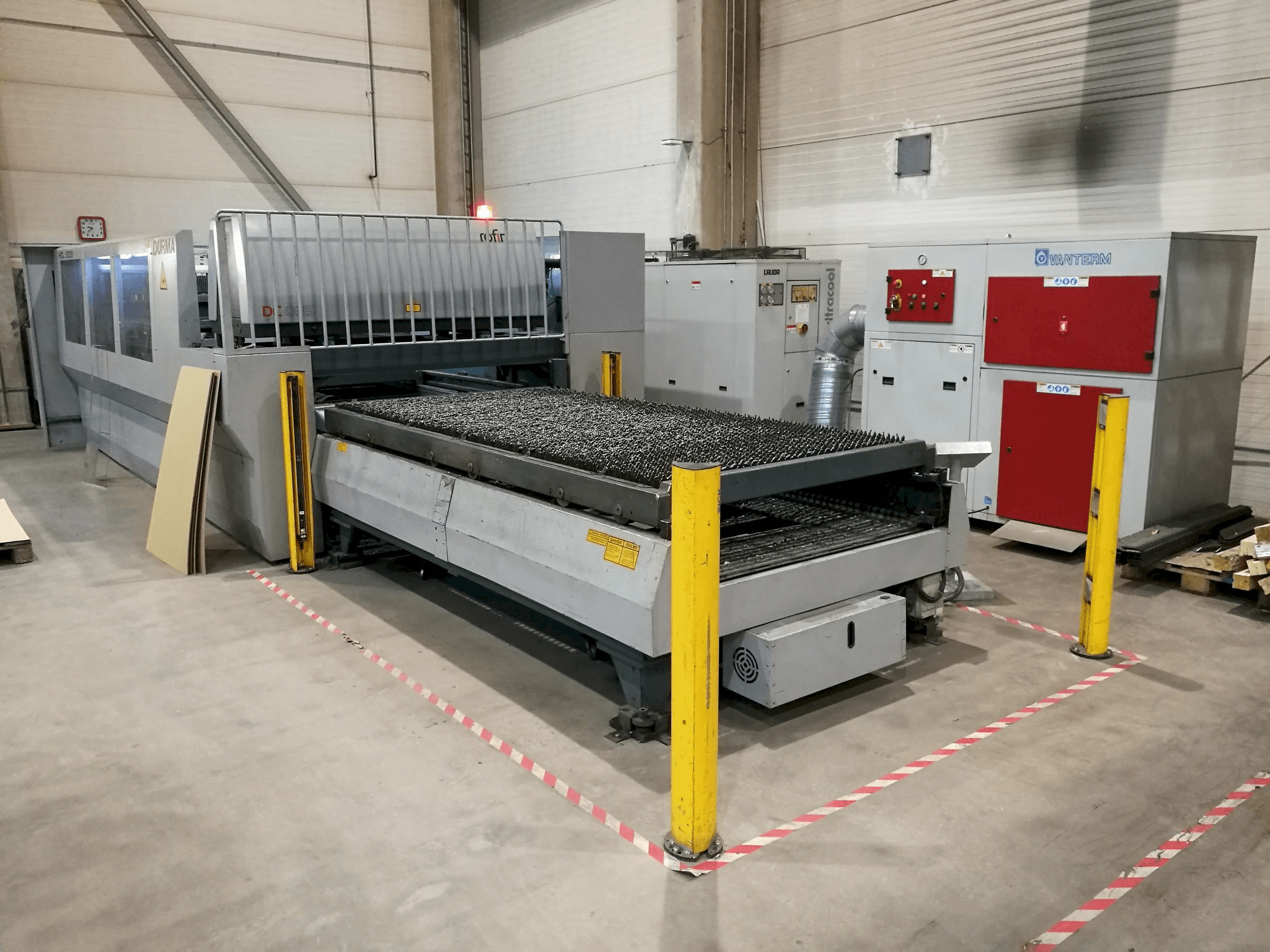 Linkerzijdeaanzicht van Durma HDL 3015 machine