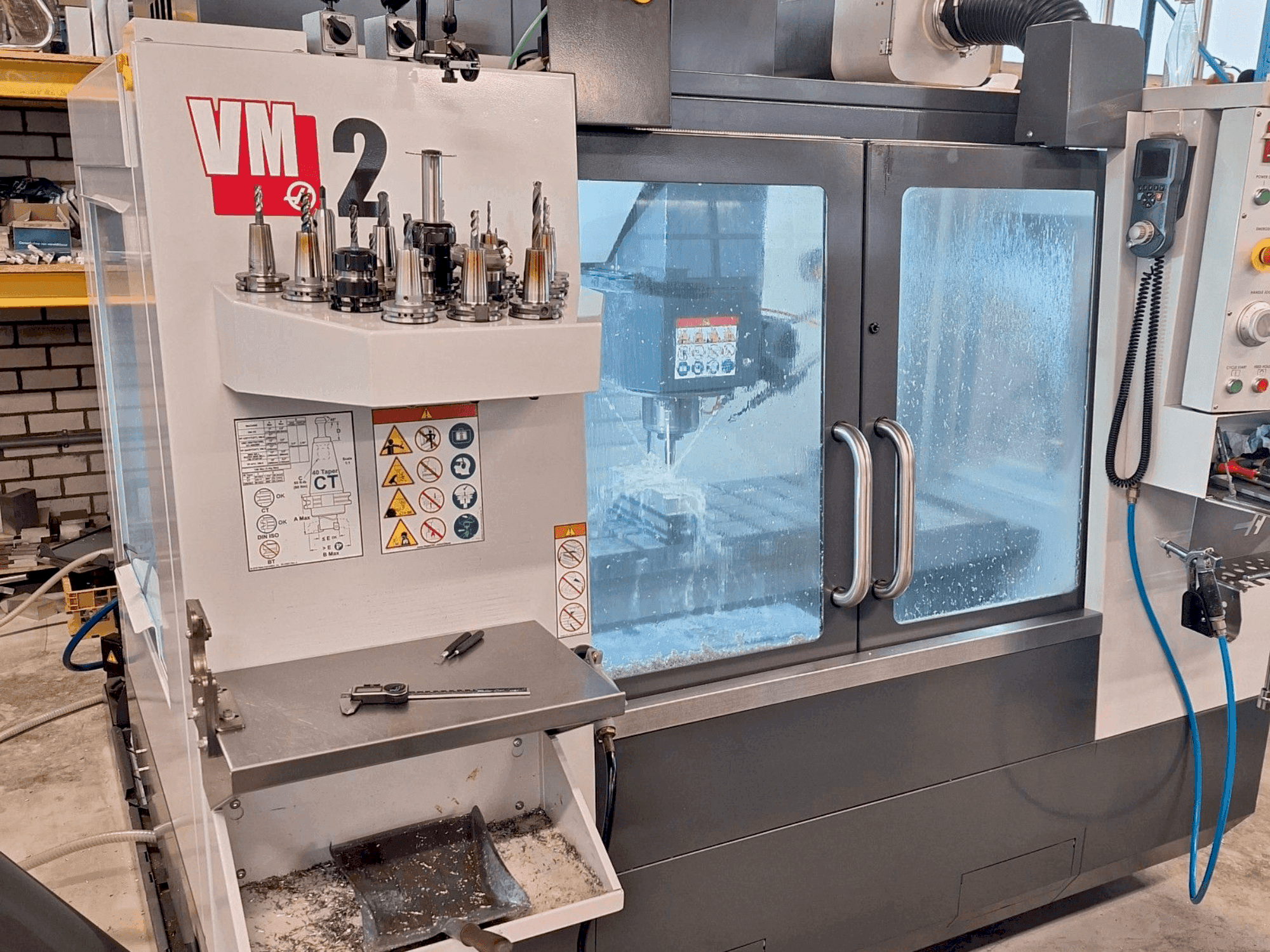 Vooraanzicht van HAAS VM-2 machine