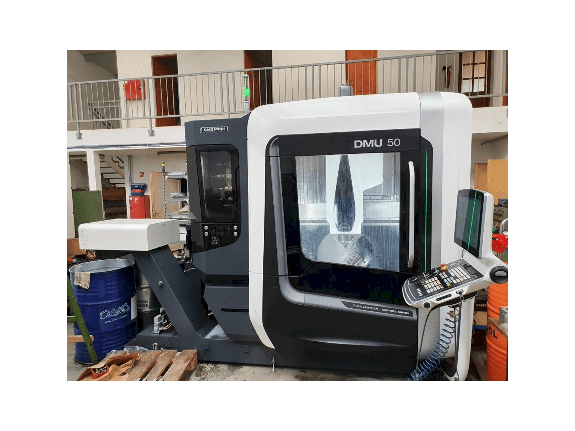 Vooraanzicht van DMG MORI DMU 50 machine