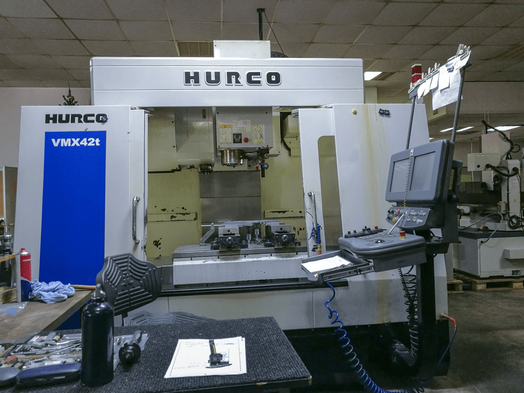 Vooraanzicht van Hurco VMX42T machine