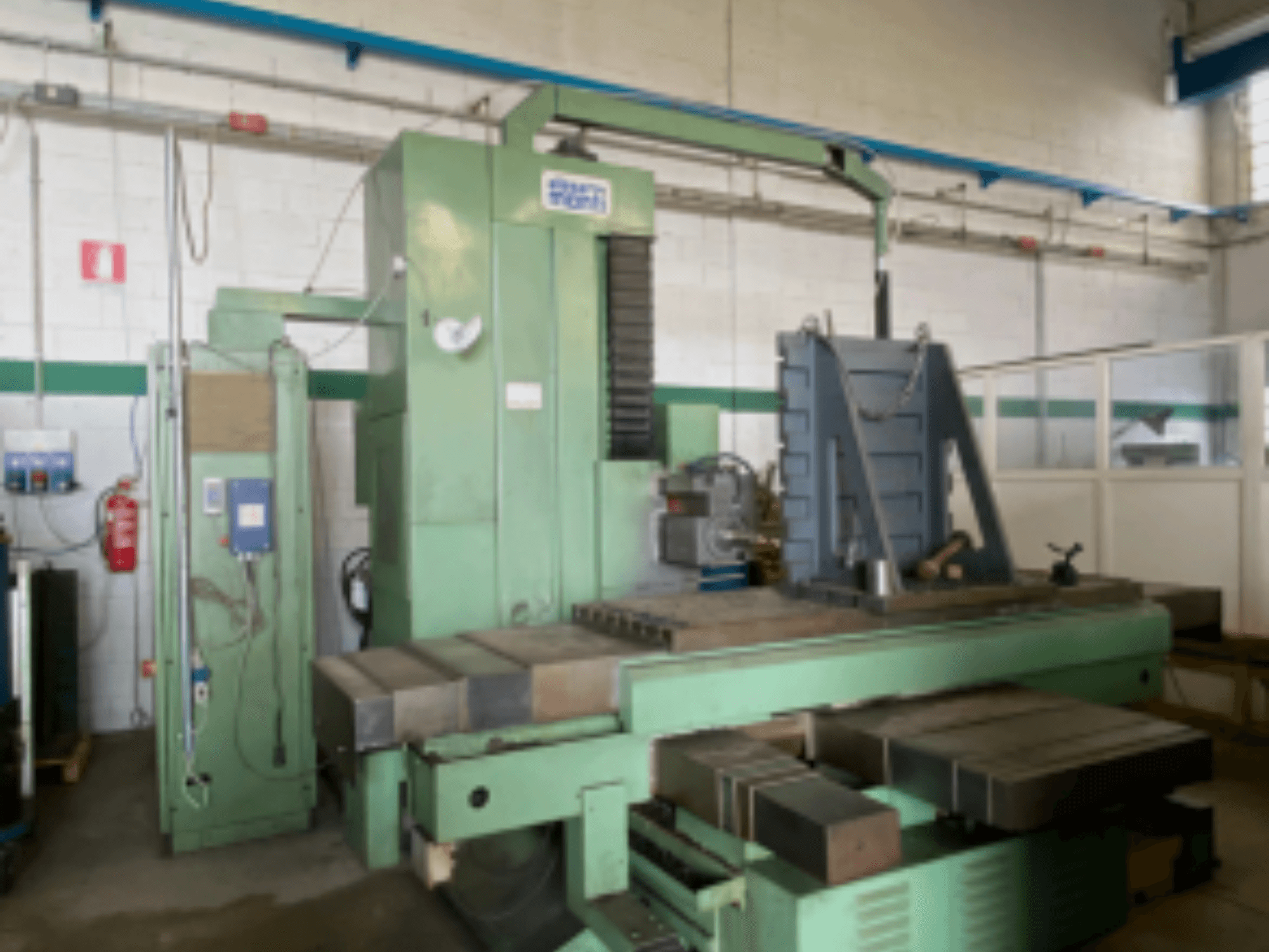 Alesa Monti MAF45 horizontaal bewerkingscentrum in een werkplaats, zijaanzicht met bedieningspaneel en grote werktafel.