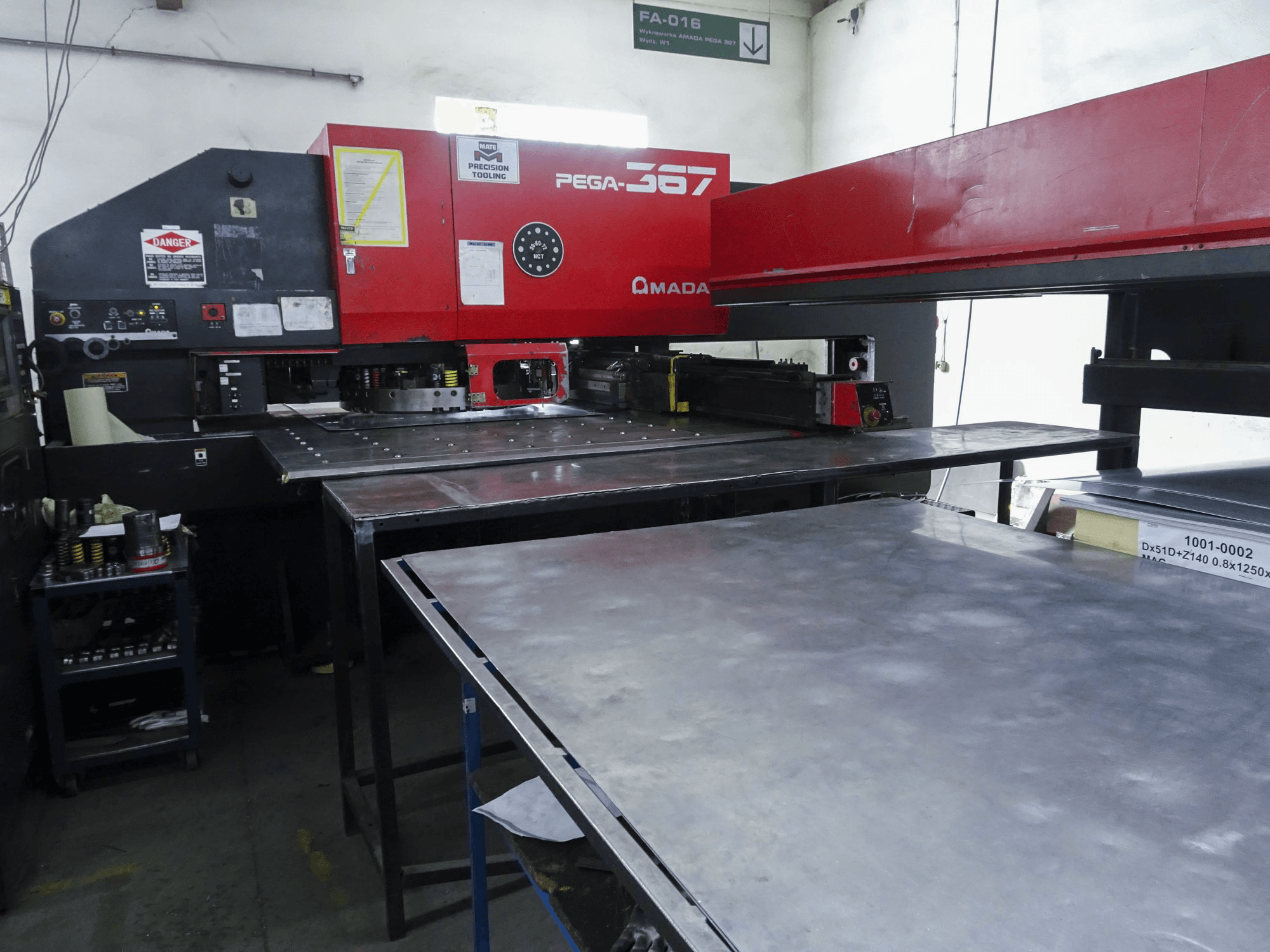 Links zicht van AMADA PEGA 367 machine